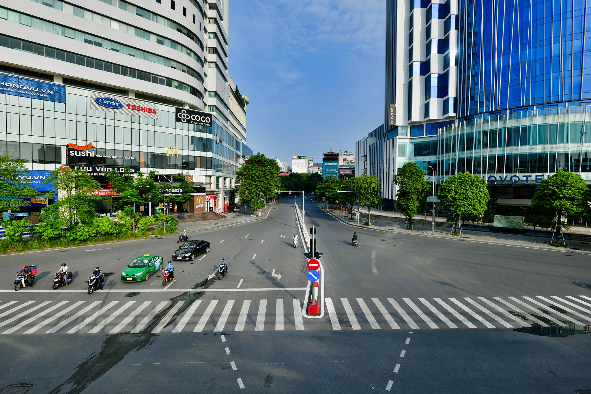 Giao thong Ha Noi sang ngay thu 50 gian cach xa hoi hinh anh