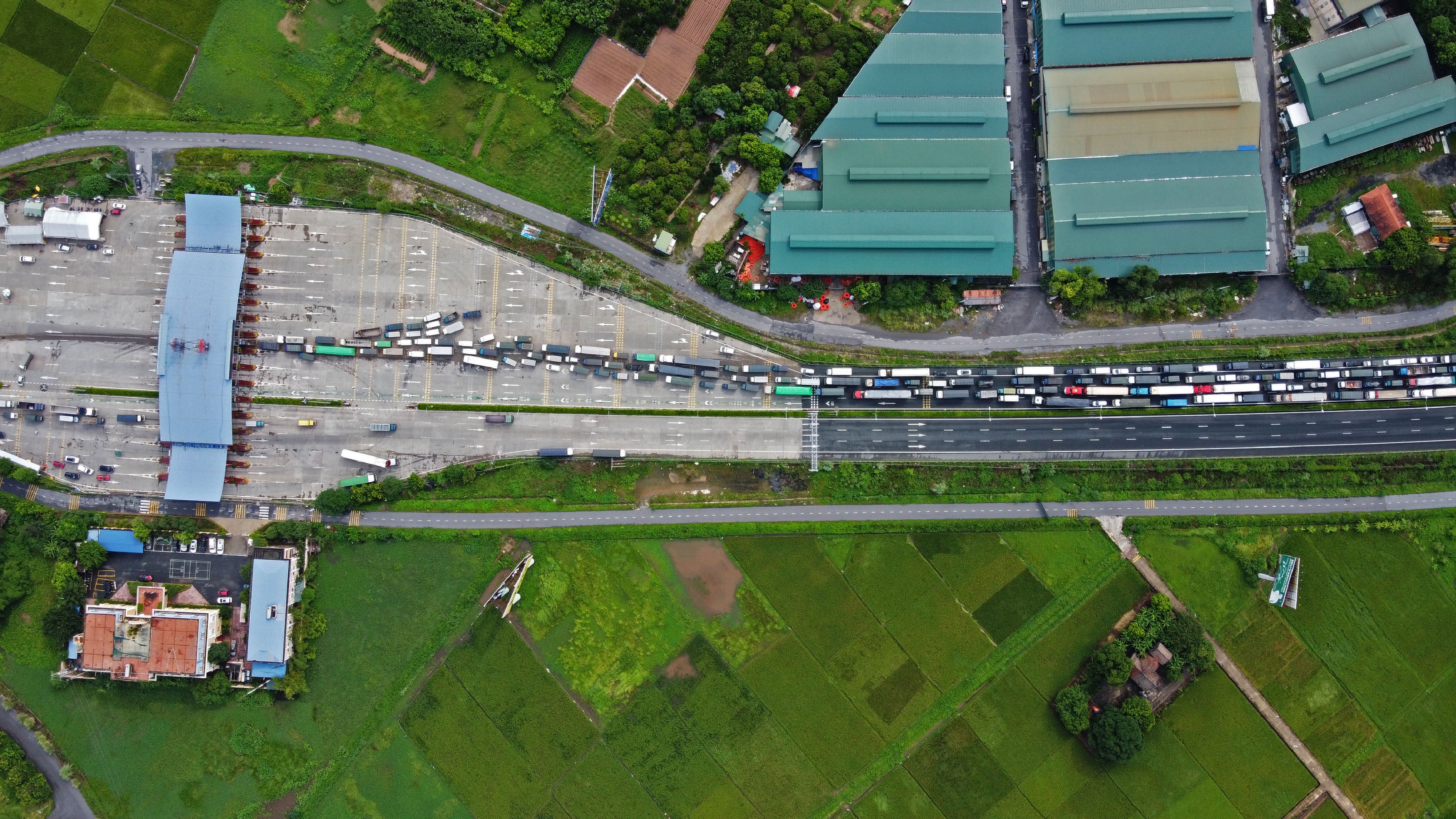 50 ngay gian cach xa hoi o Ha Noi anh 42