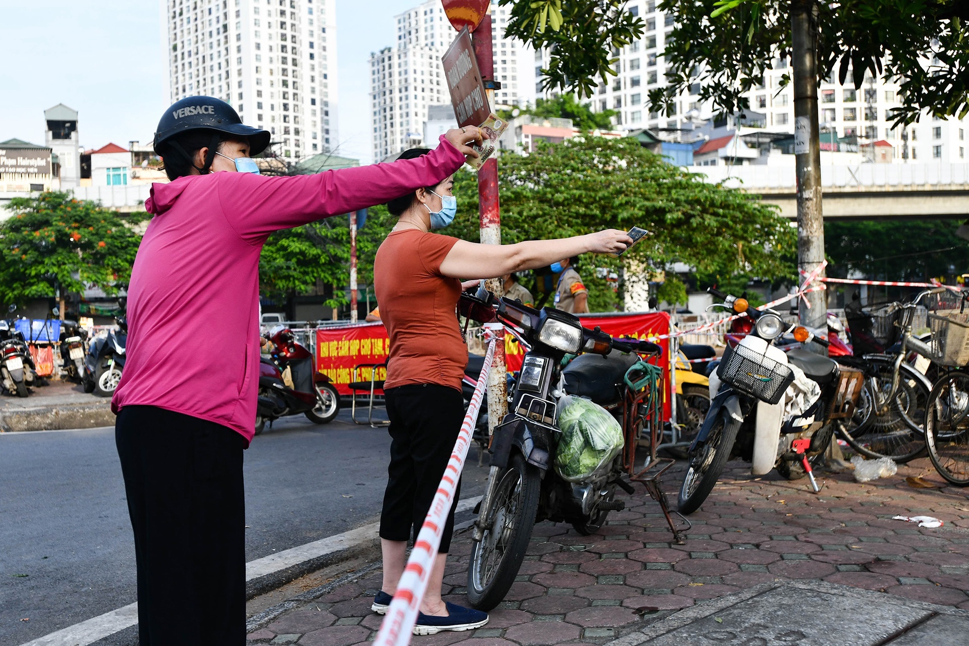 50 ngay gian cach xa hoi o Ha Noi anh 15