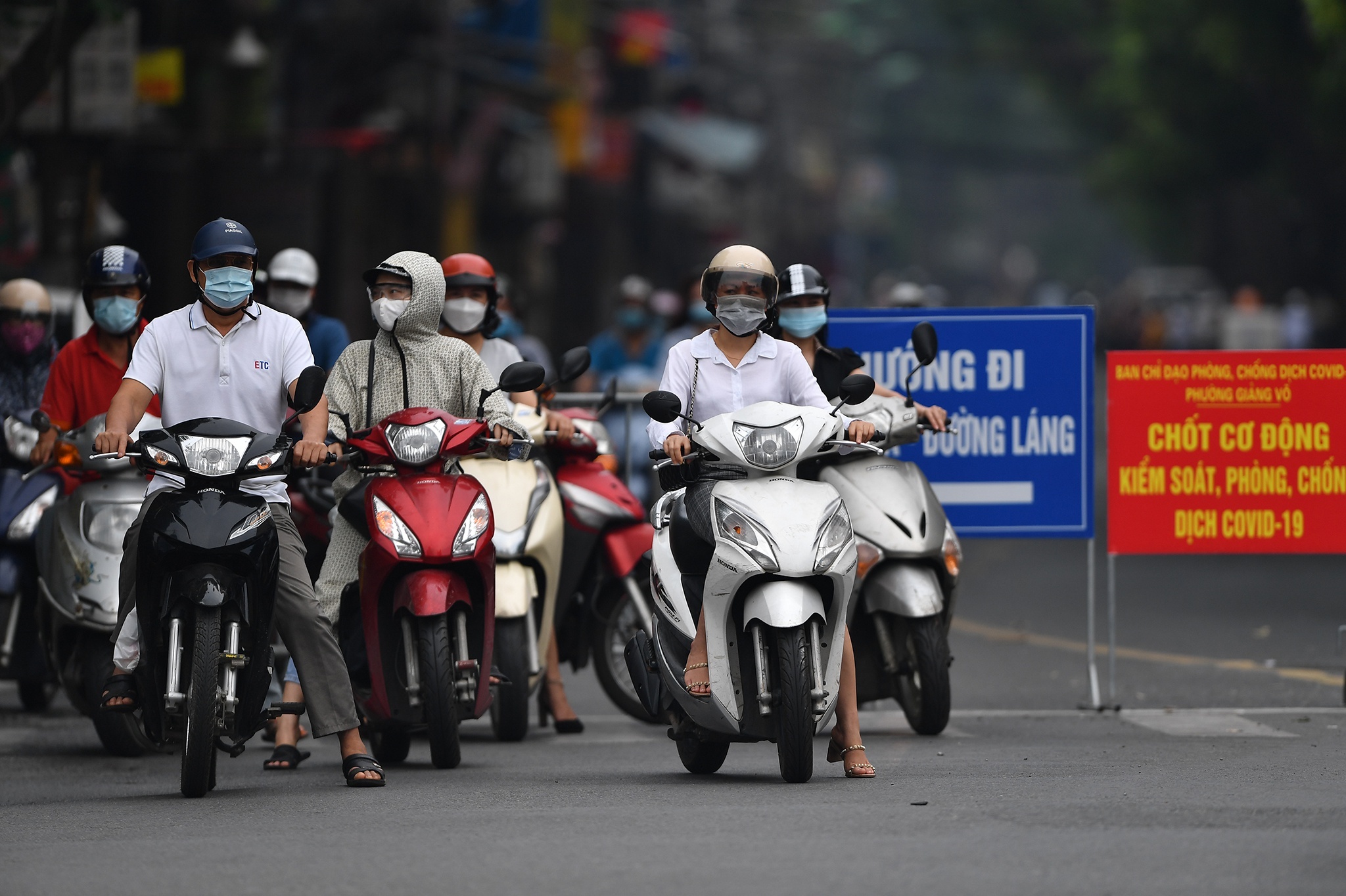 50 ngay gian cach xa hoi o Ha Noi anh 29