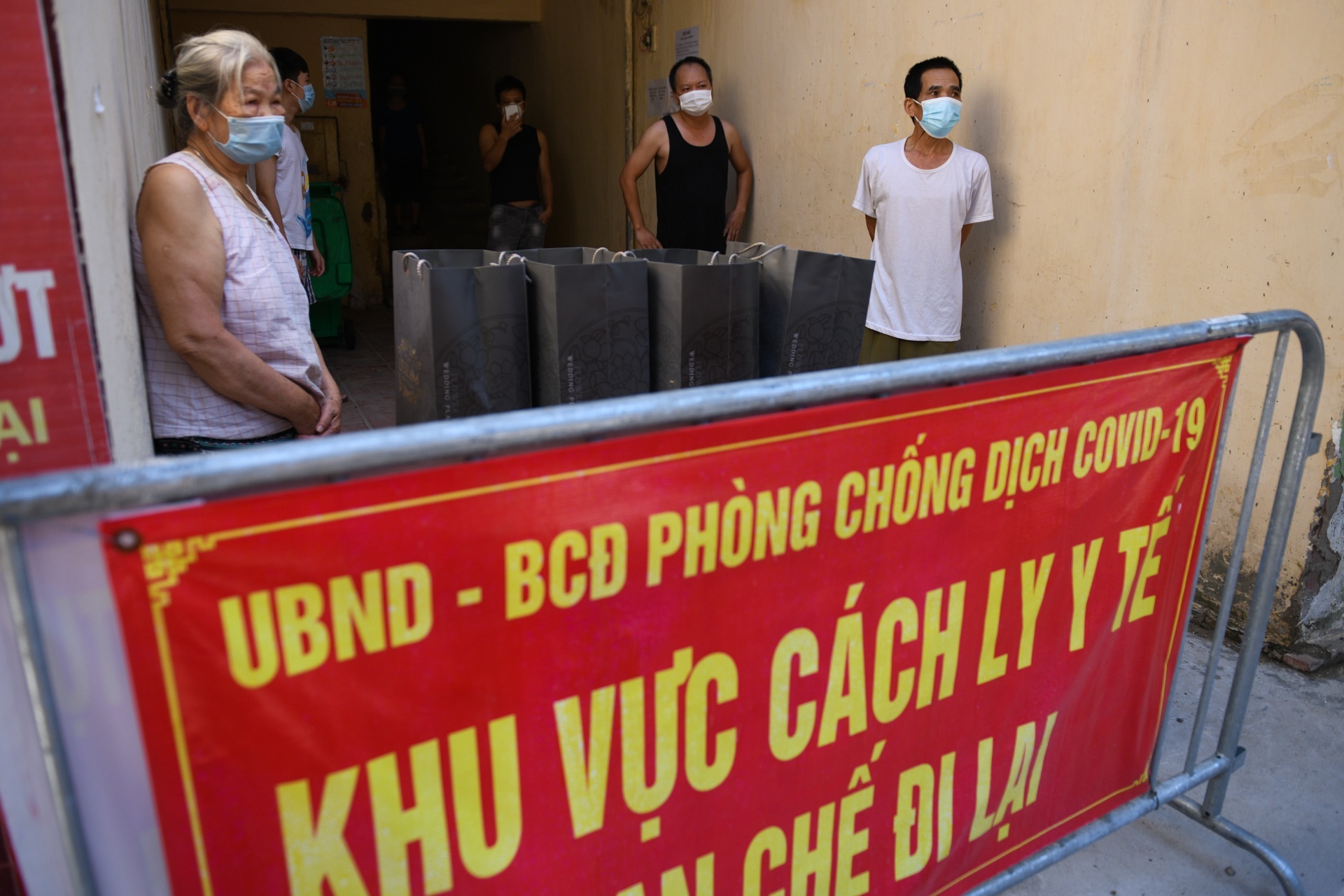 50 ngay gian cach xa hoi o Ha Noi anh 69