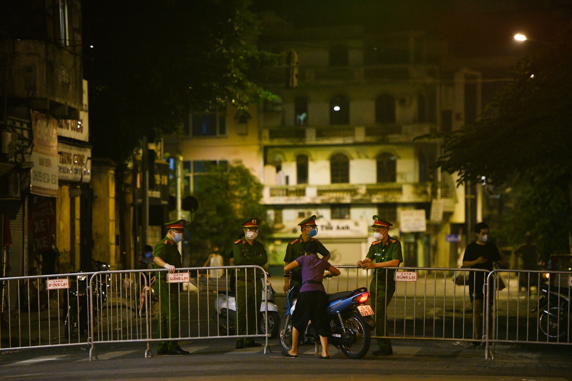 50 ngay gian cach xa hoi o Ha Noi anh 52