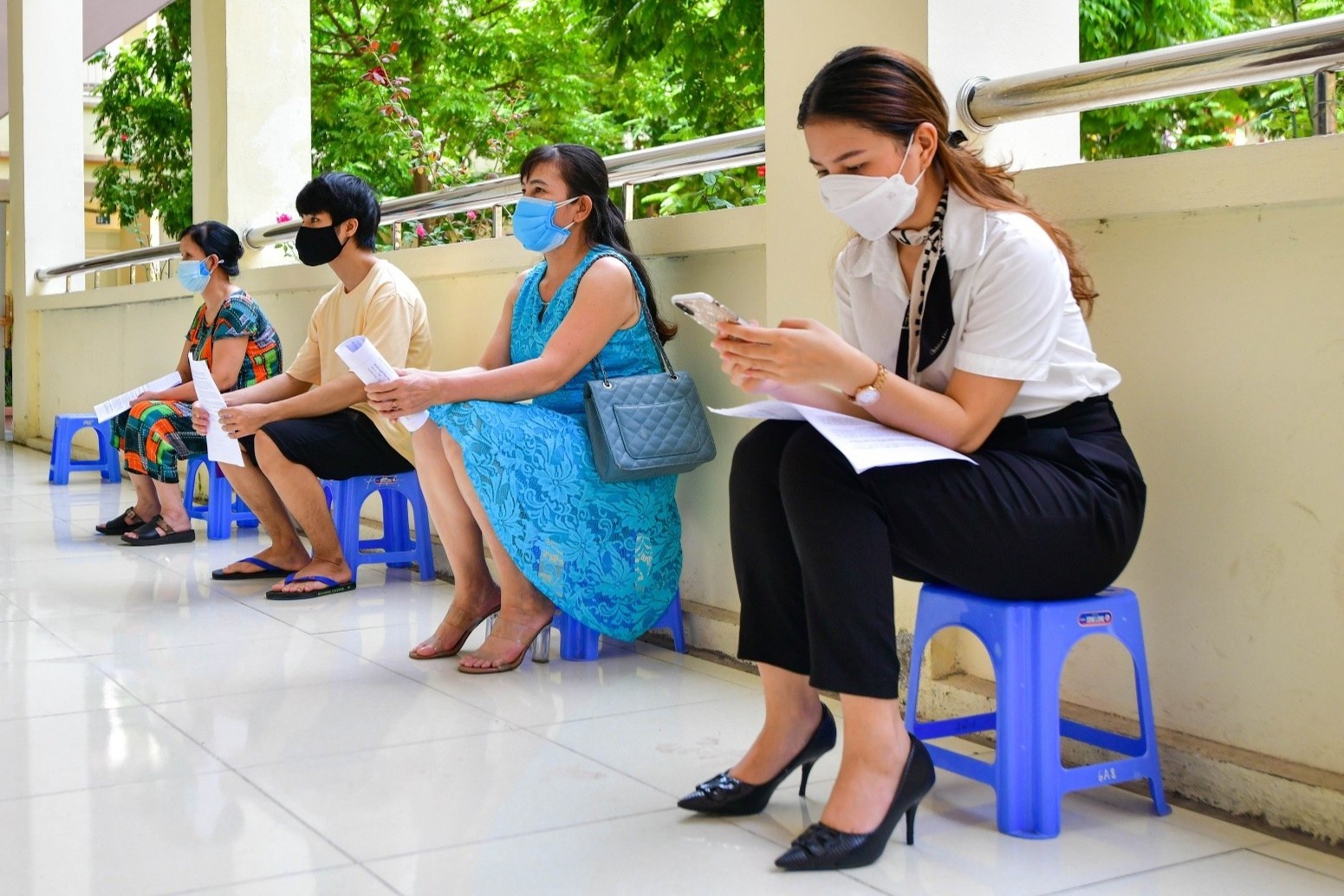 Mot diem tiem vaccine Covid-19 o quan Ha Dong vang ve hinh anh