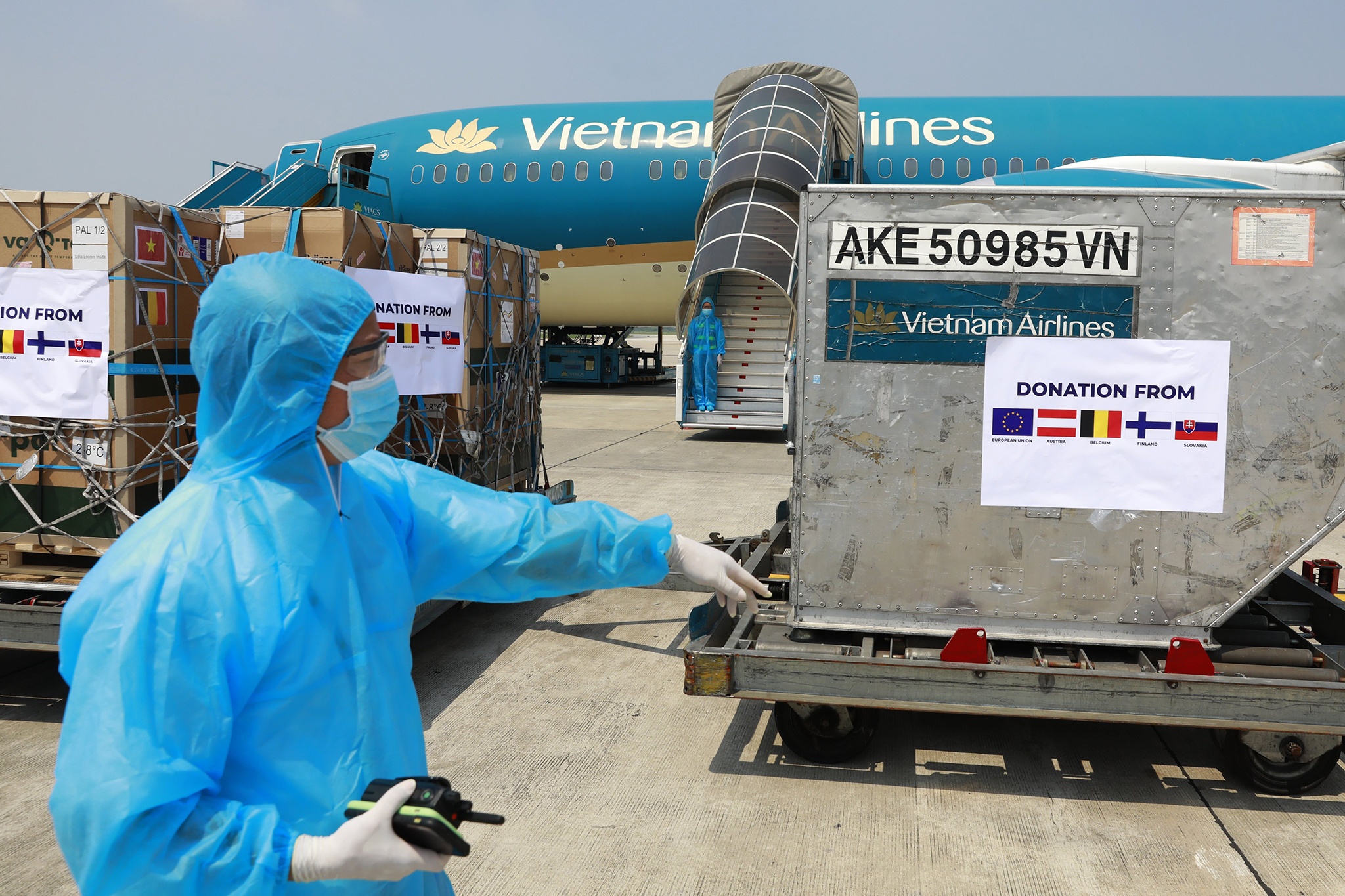 Tiep nhan vaccine do Bi va Slovakia tang tai san bay Noi Bai hinh anh