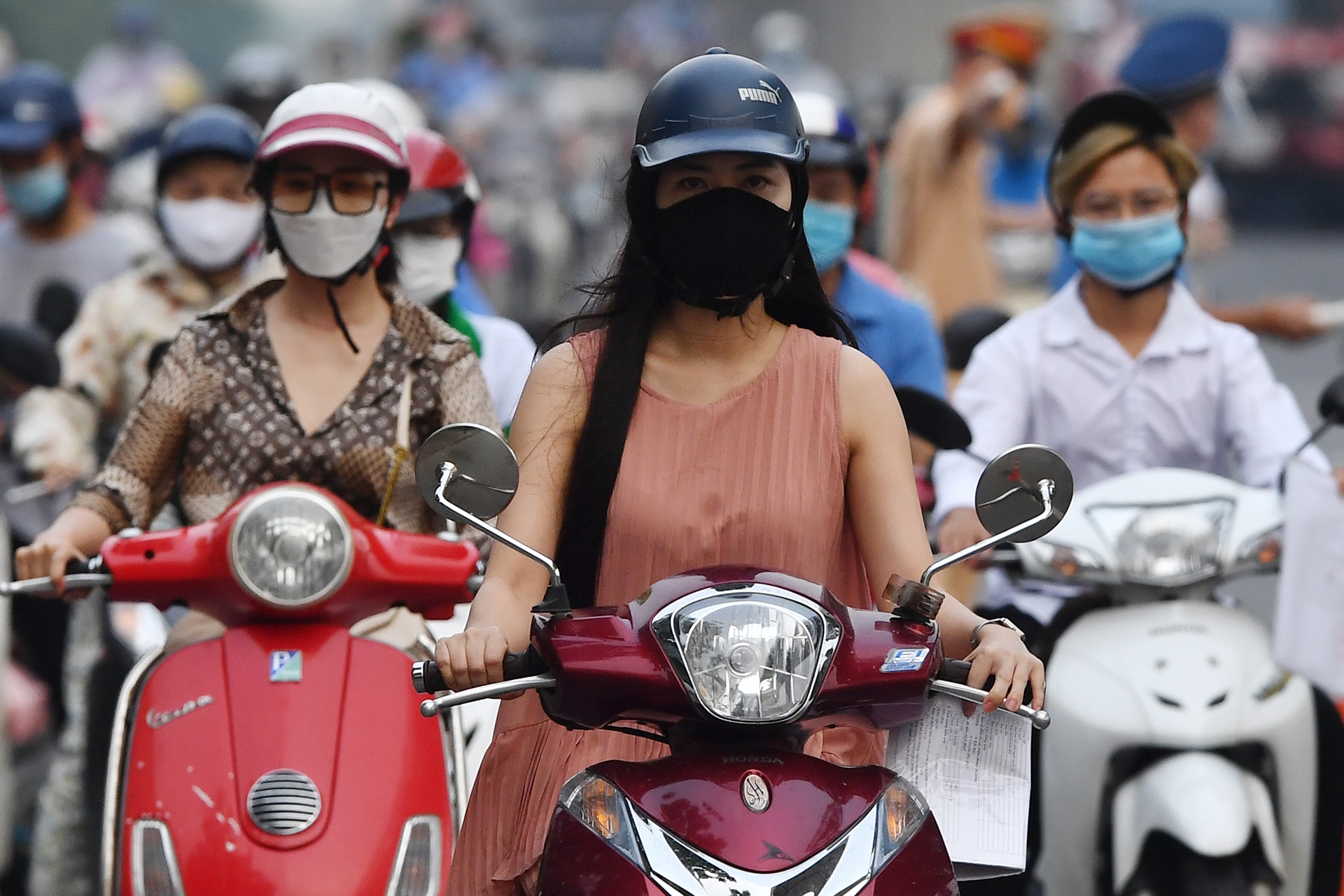 Sang dau tuan, duong Ha Noi lai dong duc xe co hinh anh