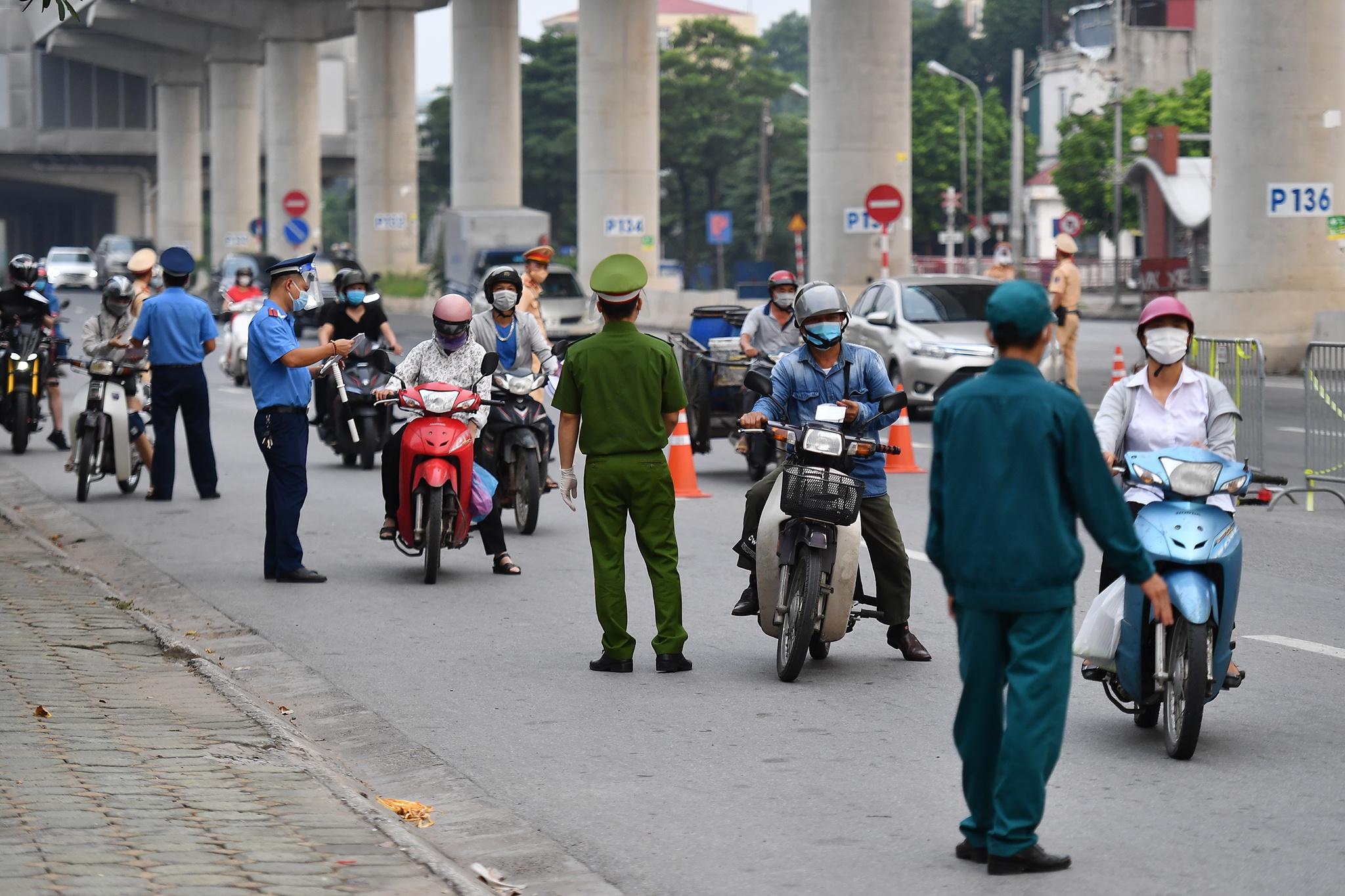 giao thong Ha Noi dong duc ngay dau tuan anh 4