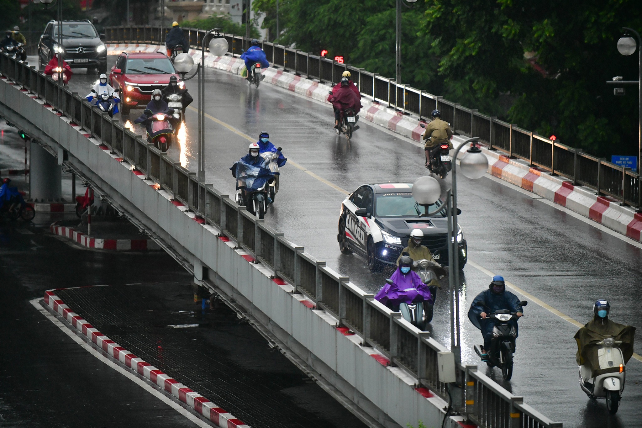 Ha Noi mua lon duong pho van dong anh 9