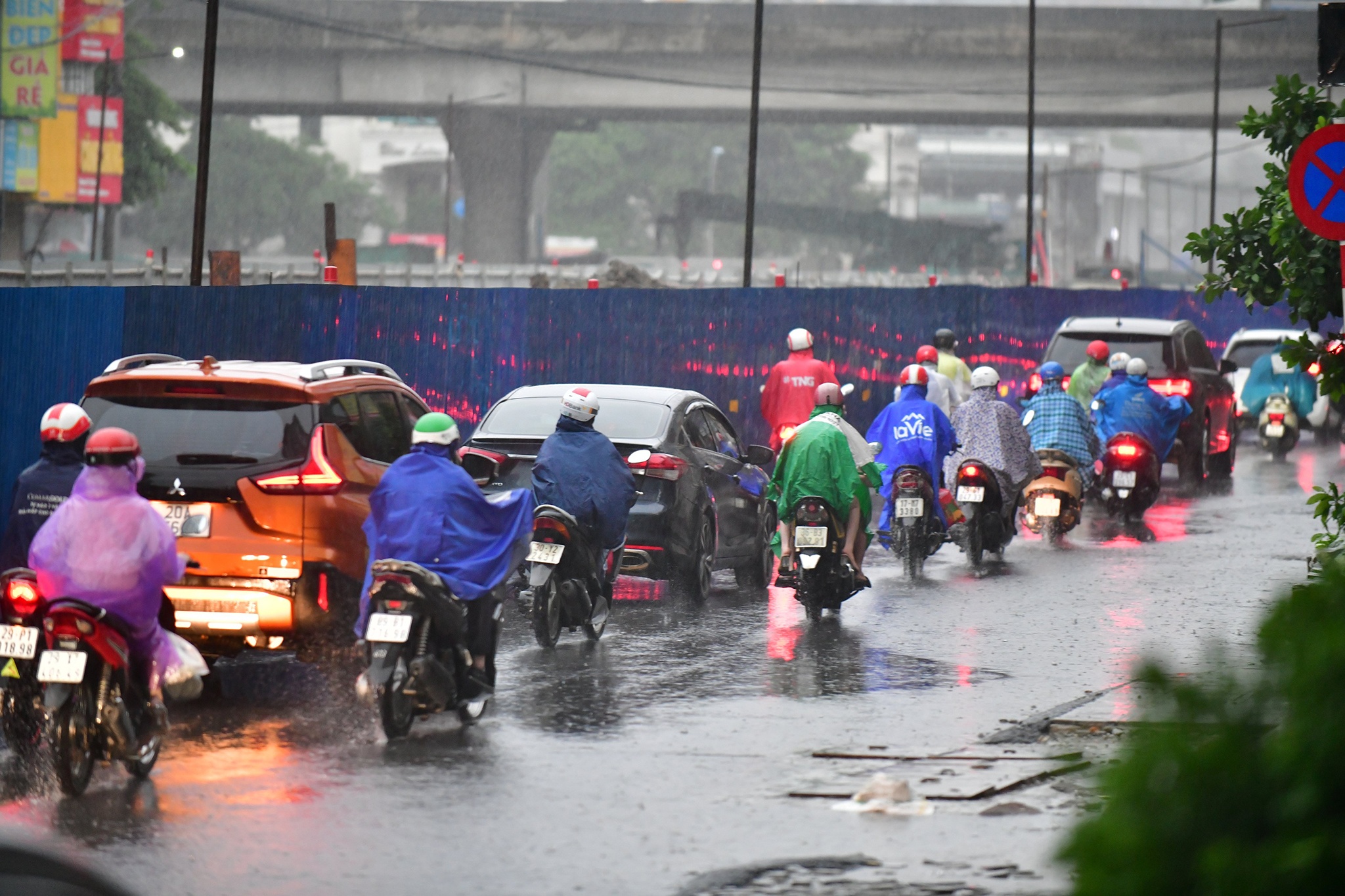 Ha Noi mua lon duong pho van dong anh 4