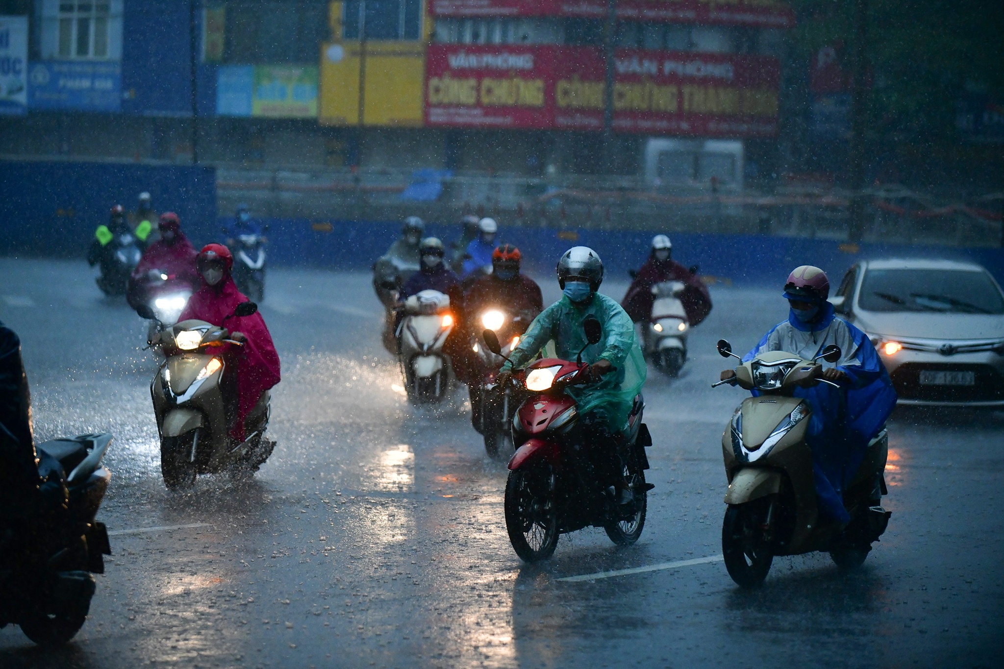 Ha Noi mua lon duong pho van dong anh 2