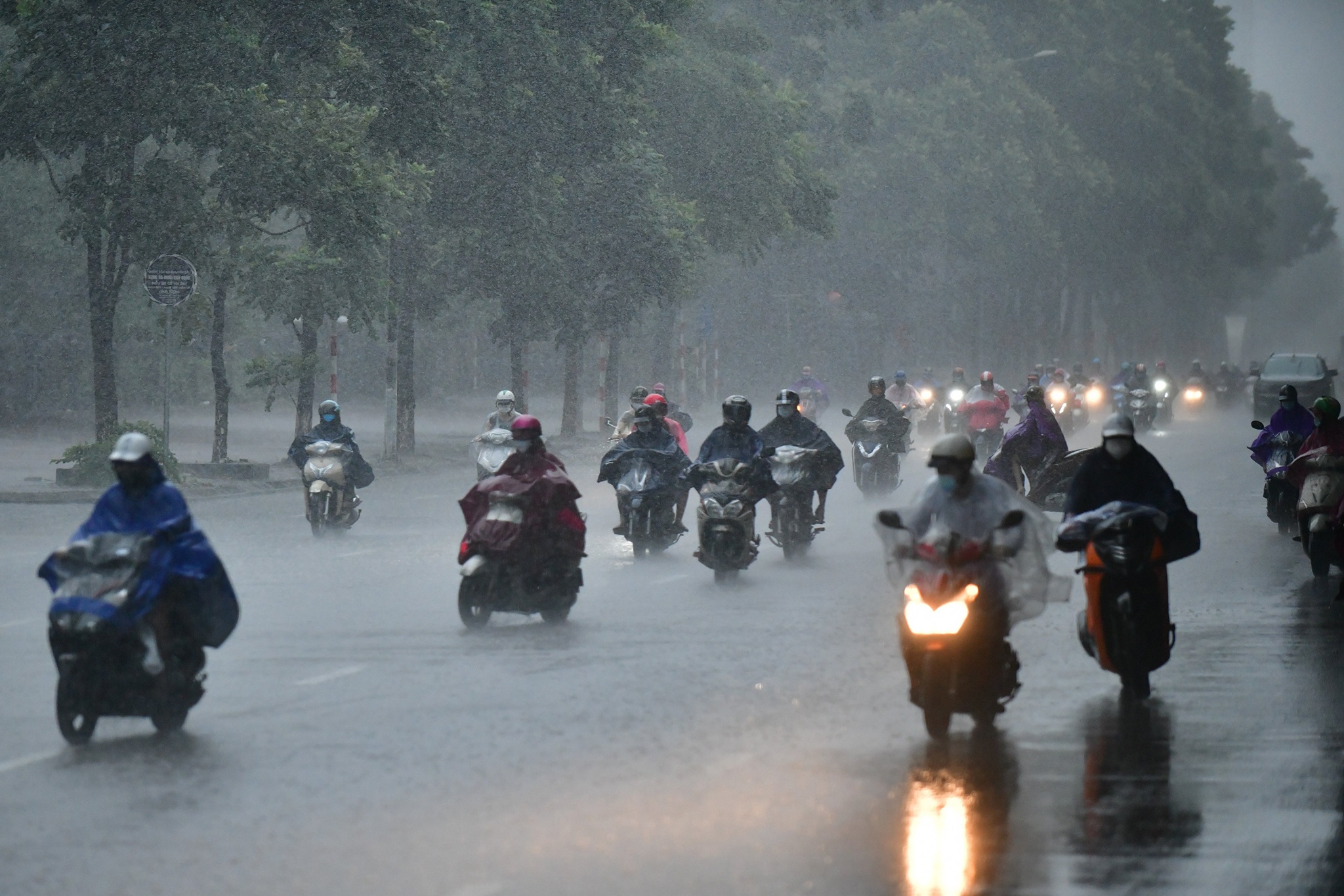 Ha Noi mua lon duong pho van dong anh 1