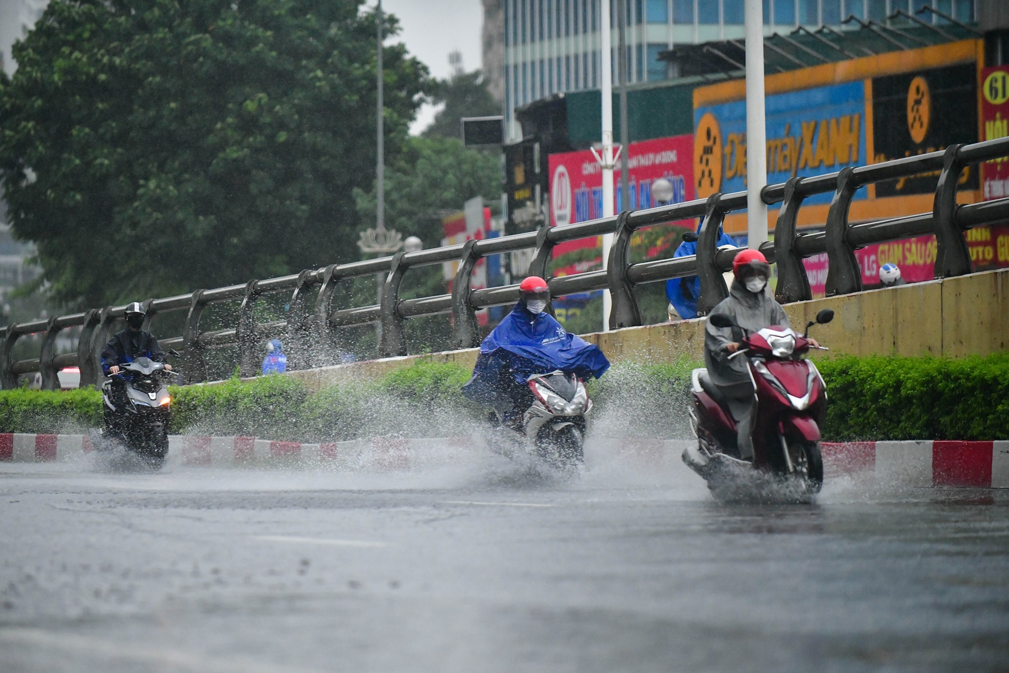Ha Noi mua lon duong pho van dong anh 7