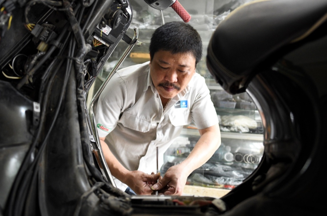 Tiem sua xe may, hang pho o 'vung xanh' Ha Noi ruc rich mo cua hinh anh