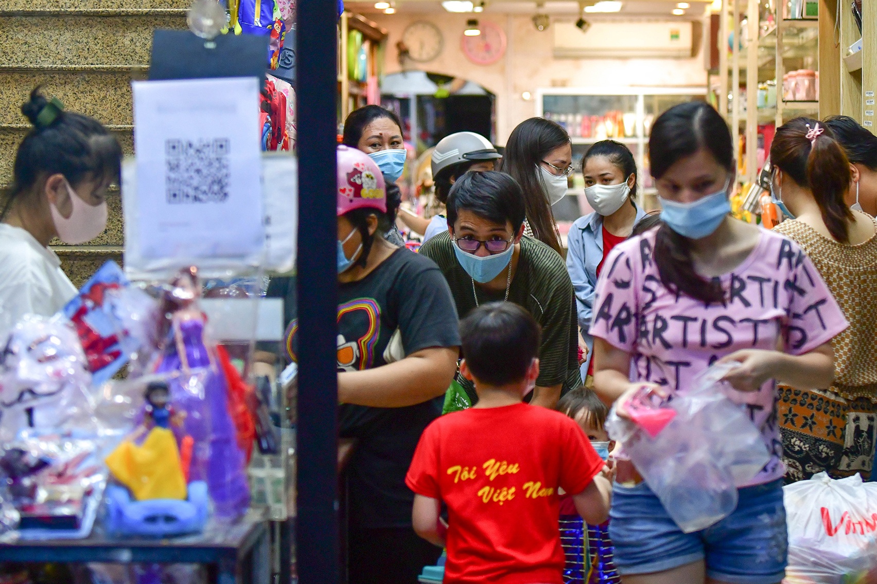 Chen chan mua do choi Trung thu trong dem gian cach hinh anh