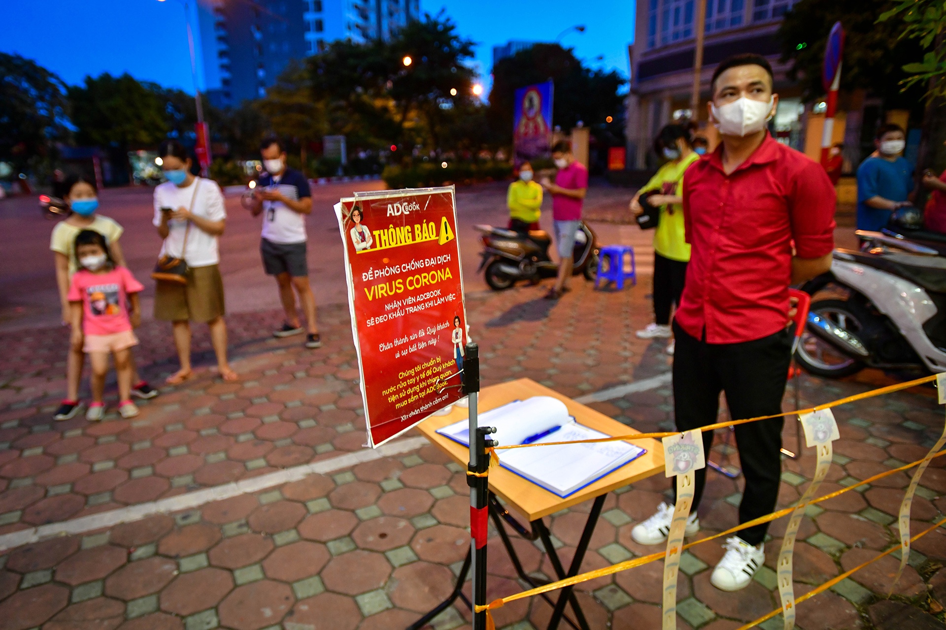 mua sam do choi Trung thu o hieu sach anh 7