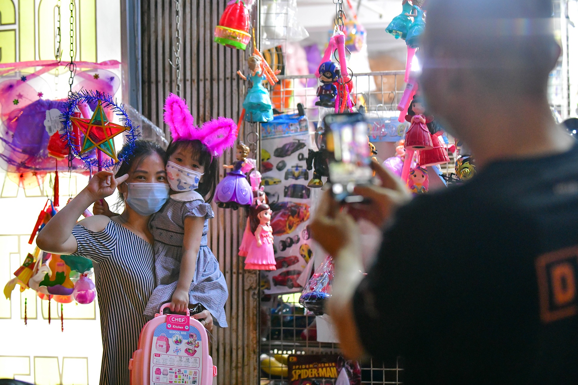 mua sam do choi Trung thu o hieu sach anh 1