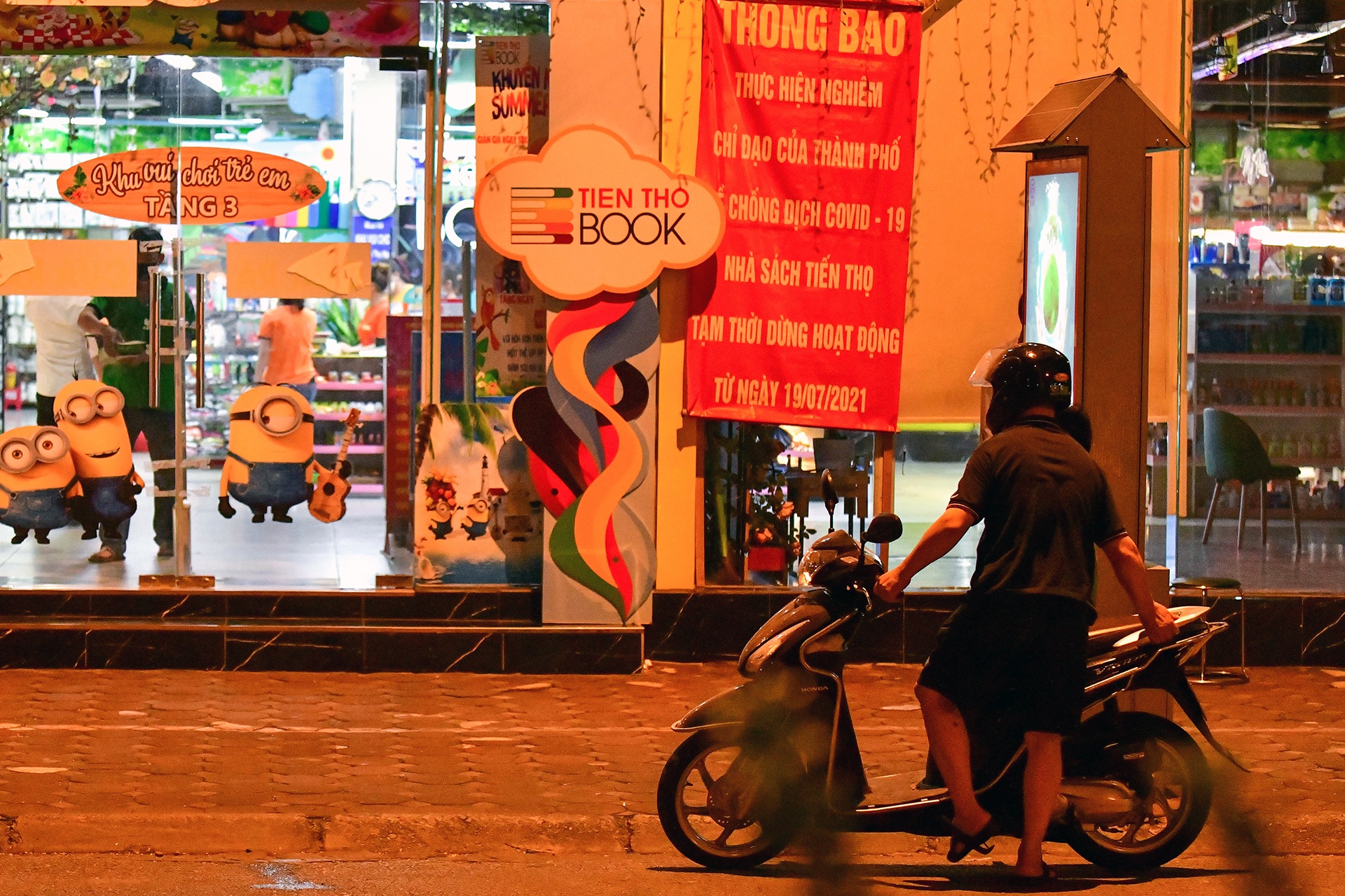 mua sam do choi Trung thu o hieu sach anh 11