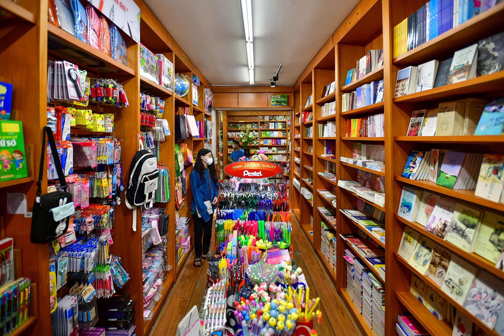 mua sam do choi Trung thu o hieu sach anh 9