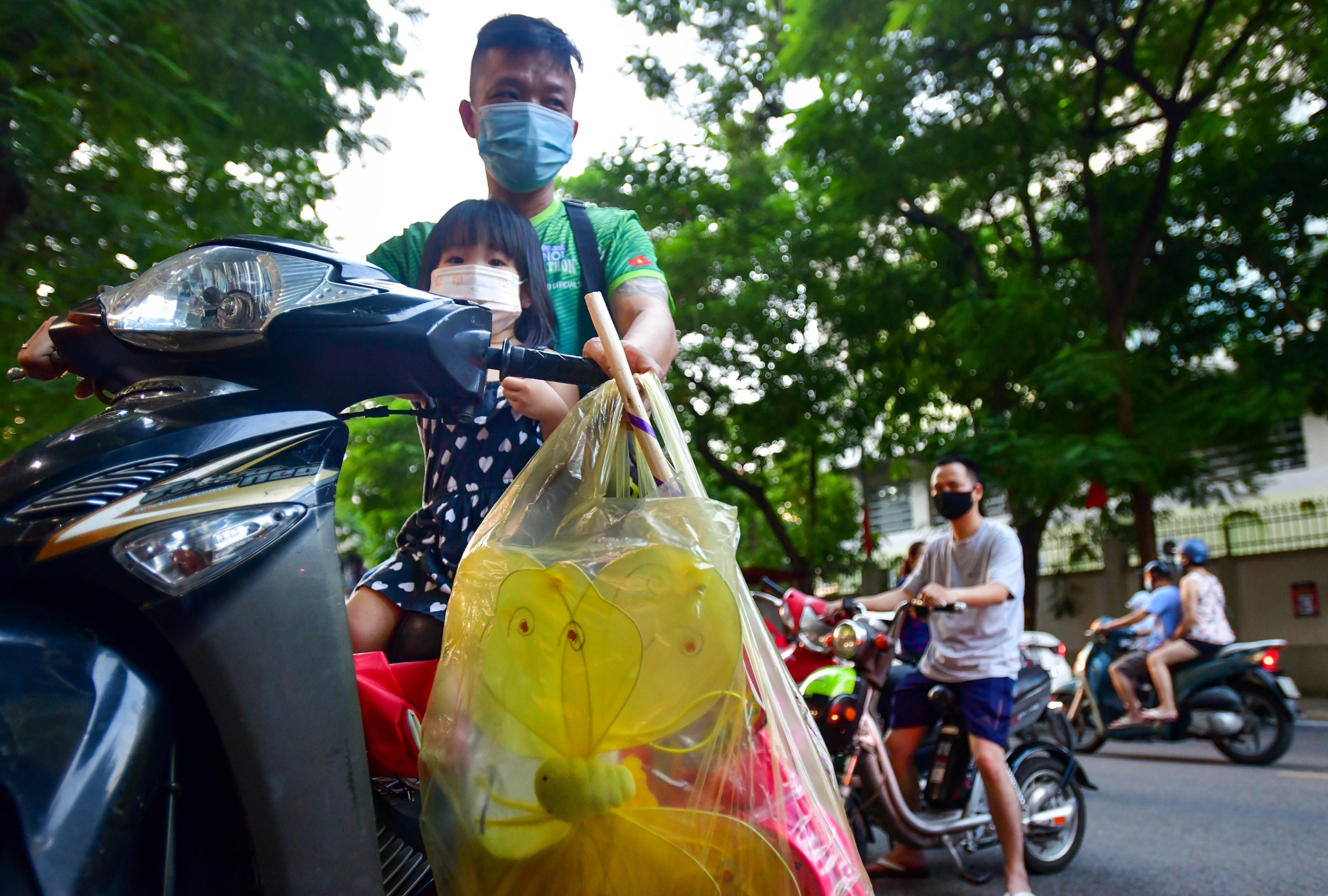 mua sam do choi Trung thu o hieu sach anh 6