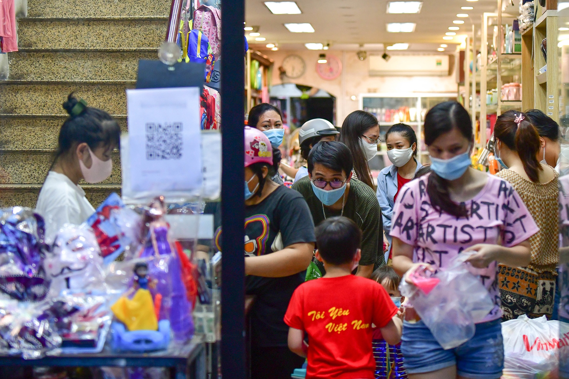 mua sam do choi Trung thu o hieu sach anh 2