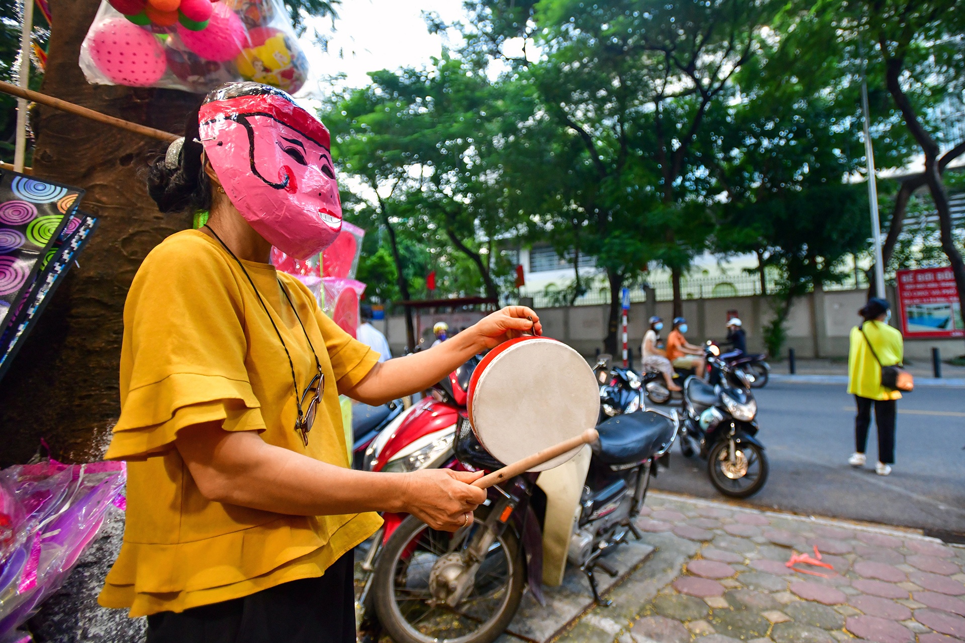 mua sam do choi Trung thu o hieu sach anh 3