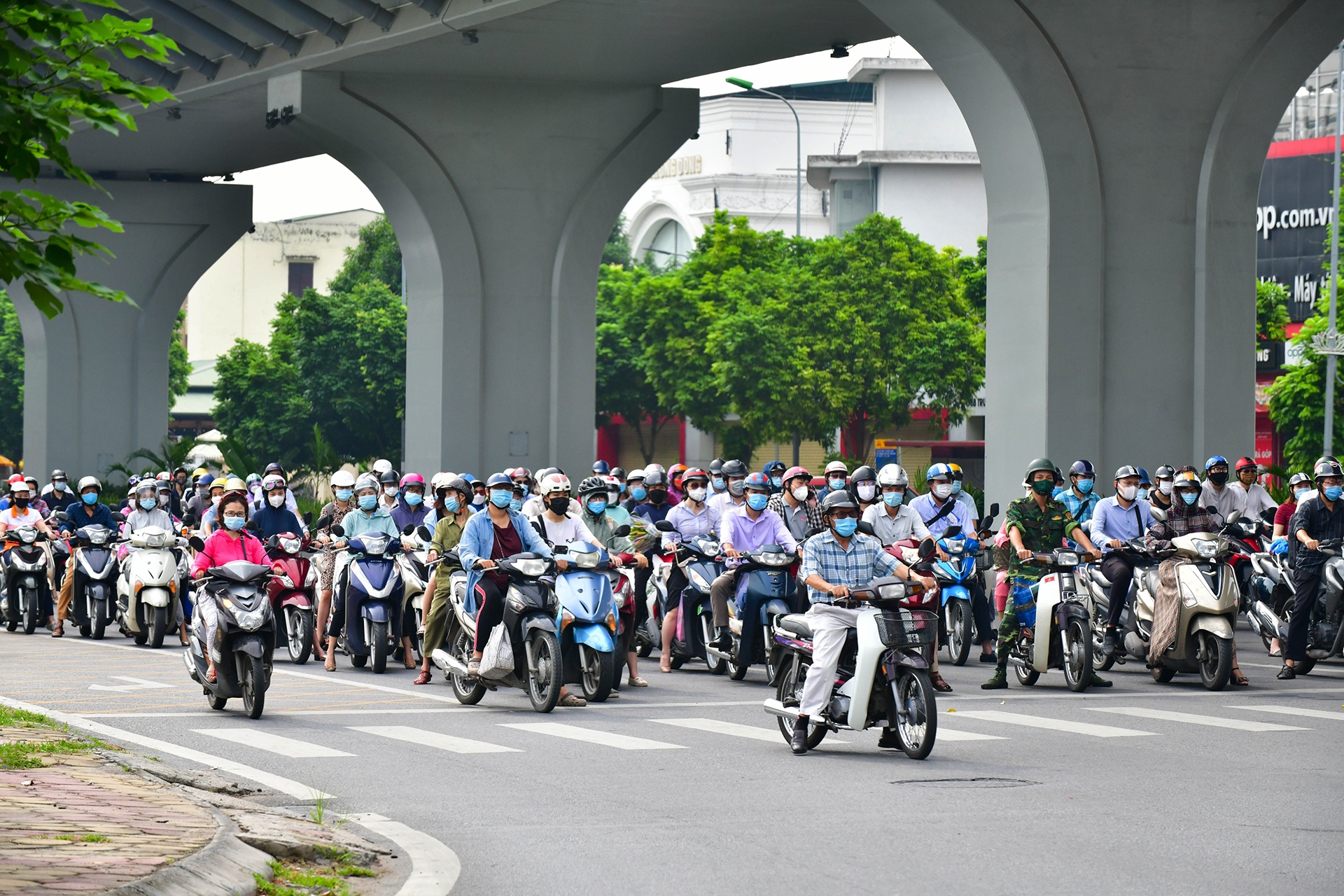 giao thong Ha Noi sau noi long gian cach anh 10