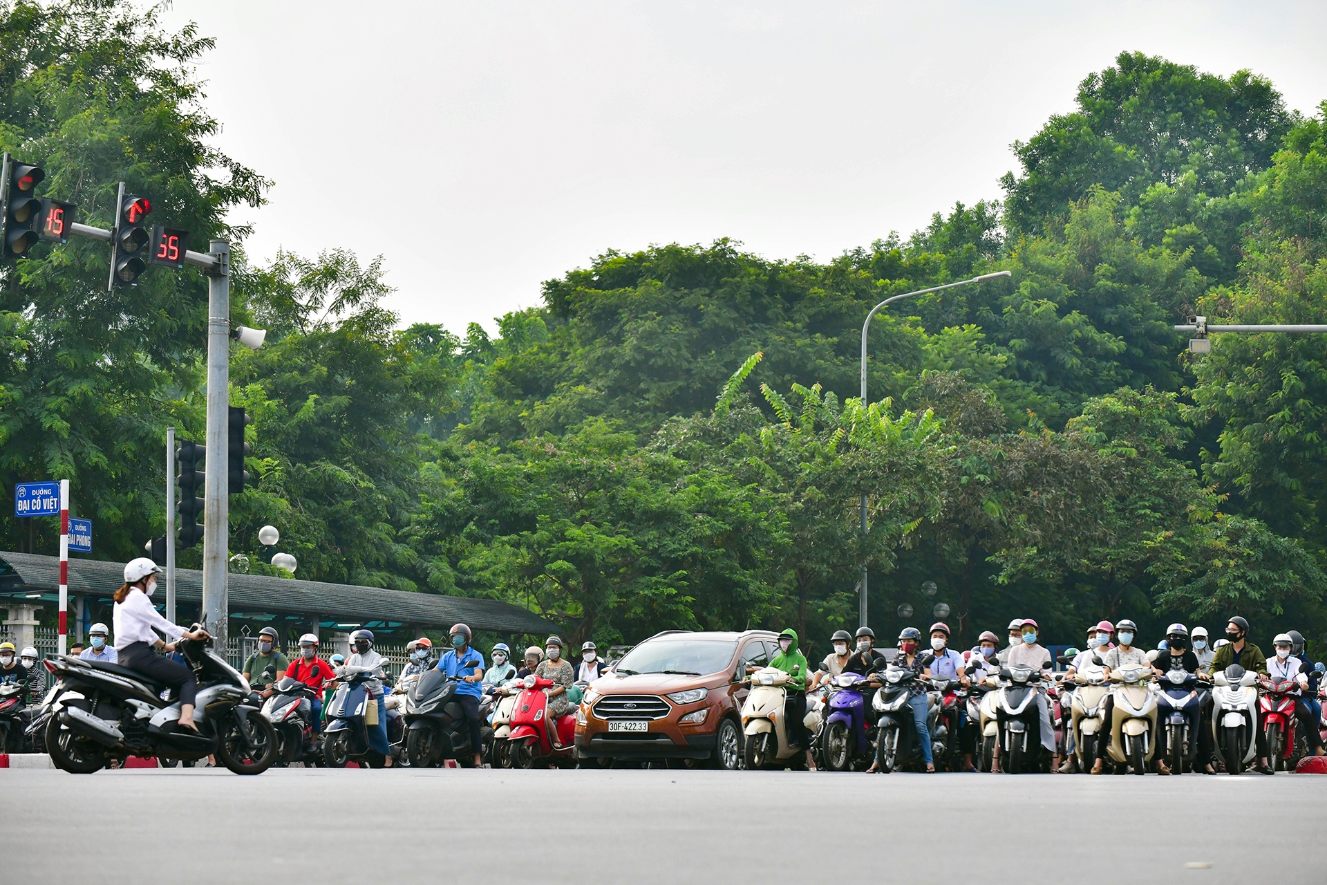 giao thong Ha Noi sau noi long gian cach anh 5