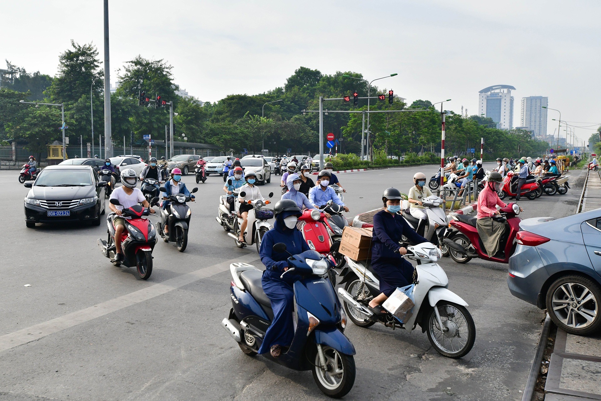 giao thong Ha Noi sau noi long gian cach anh 3