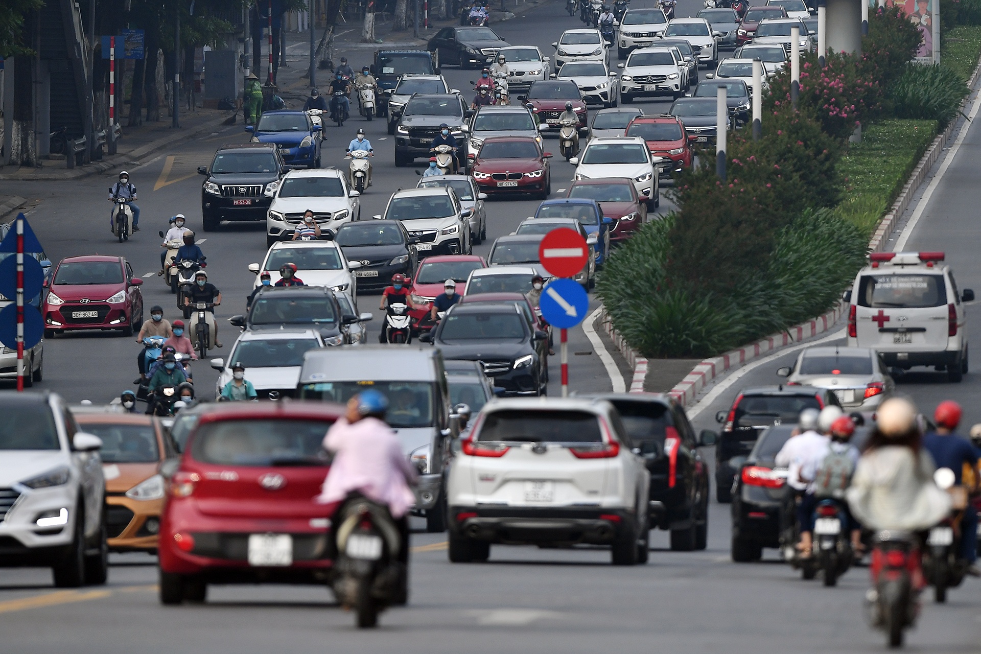 dong nguoi do ra duong anh 13