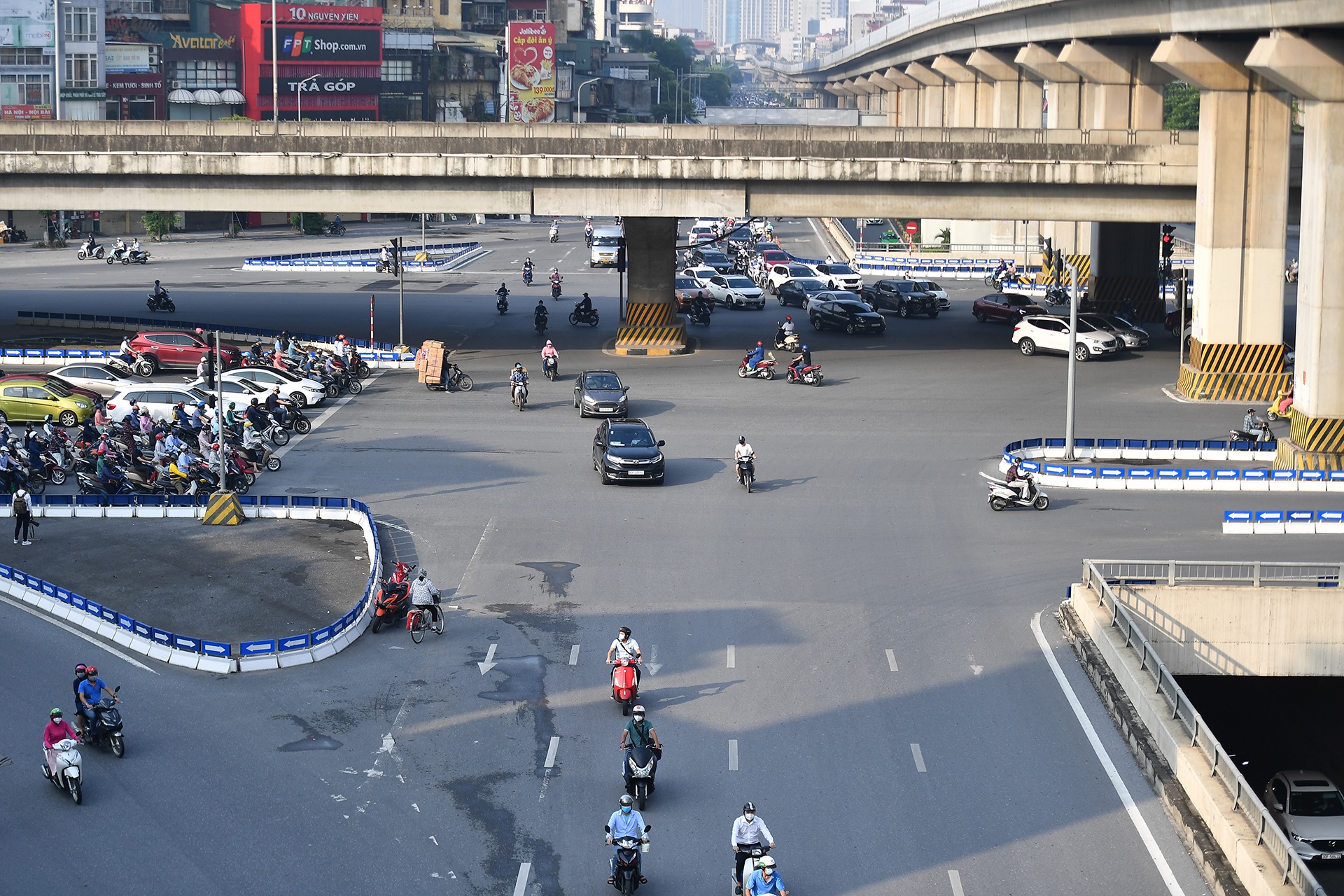 dong nguoi do ra duong anh 5
