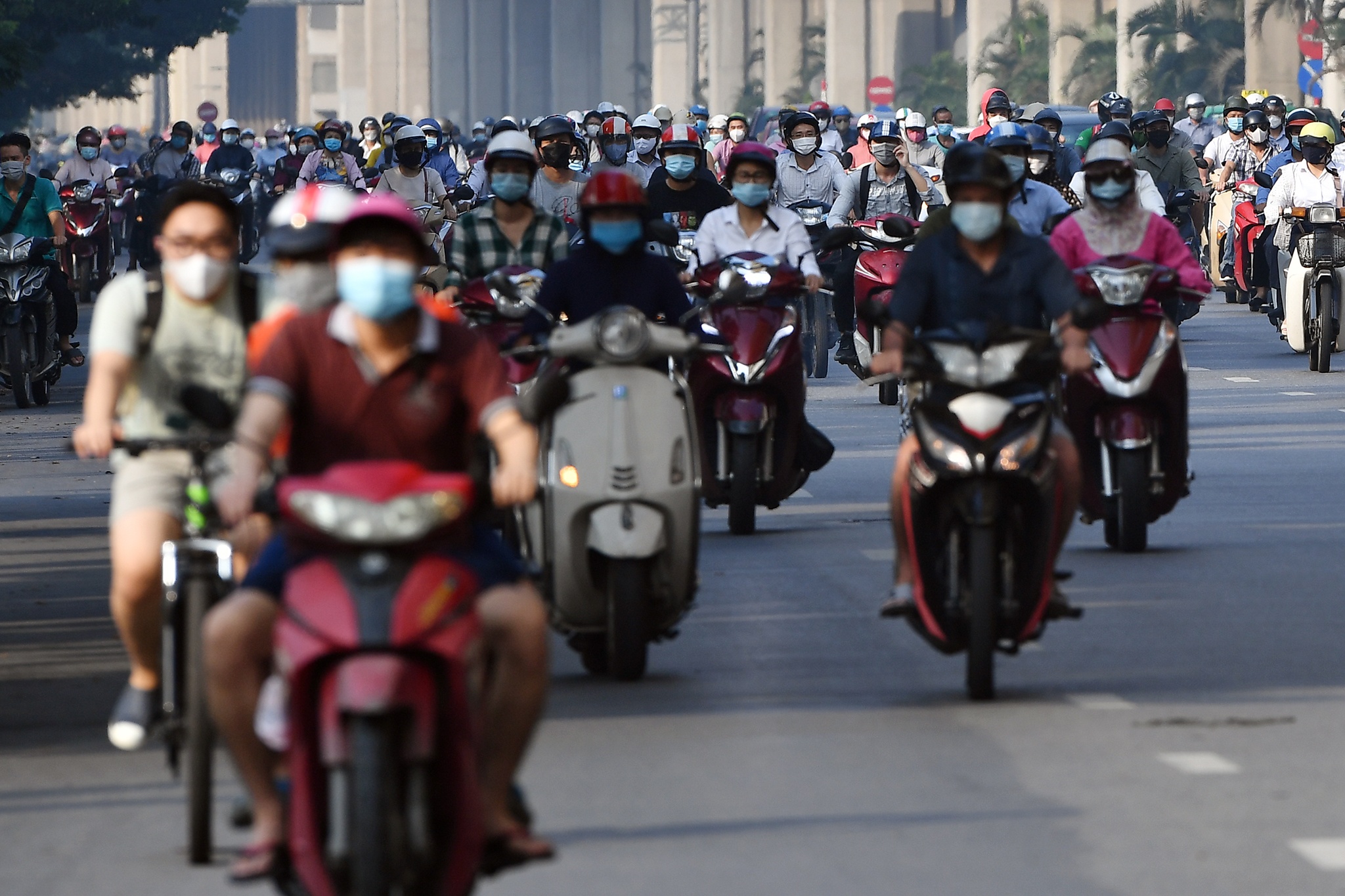 dong nguoi do ra duong anh 2