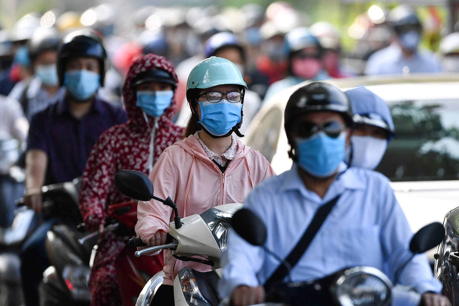 Dong nguoi ken dac ngay dau mo lai nhieu dich vu o Ha Noi hinh anh