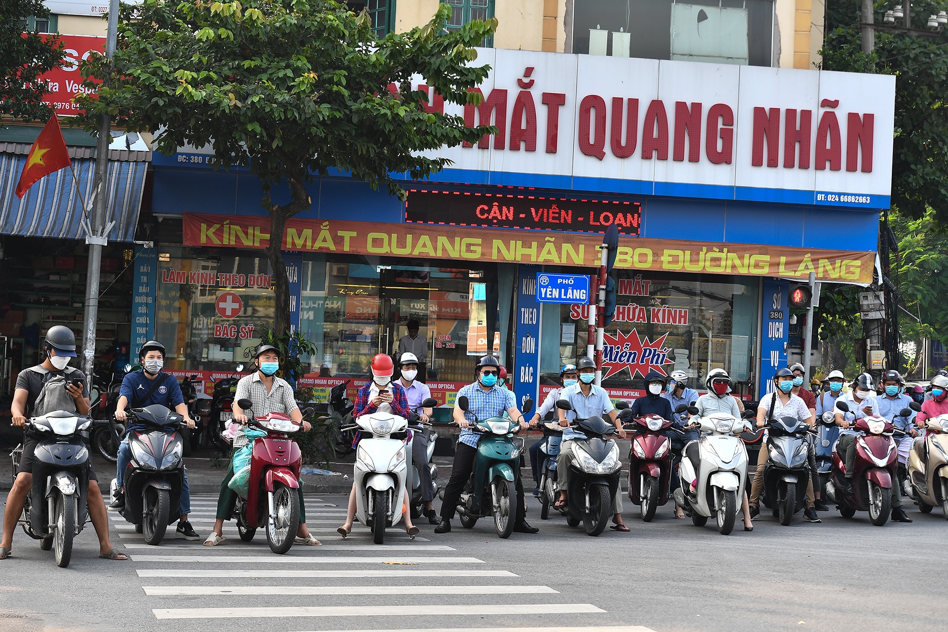 dong nguoi do ra duong anh 9