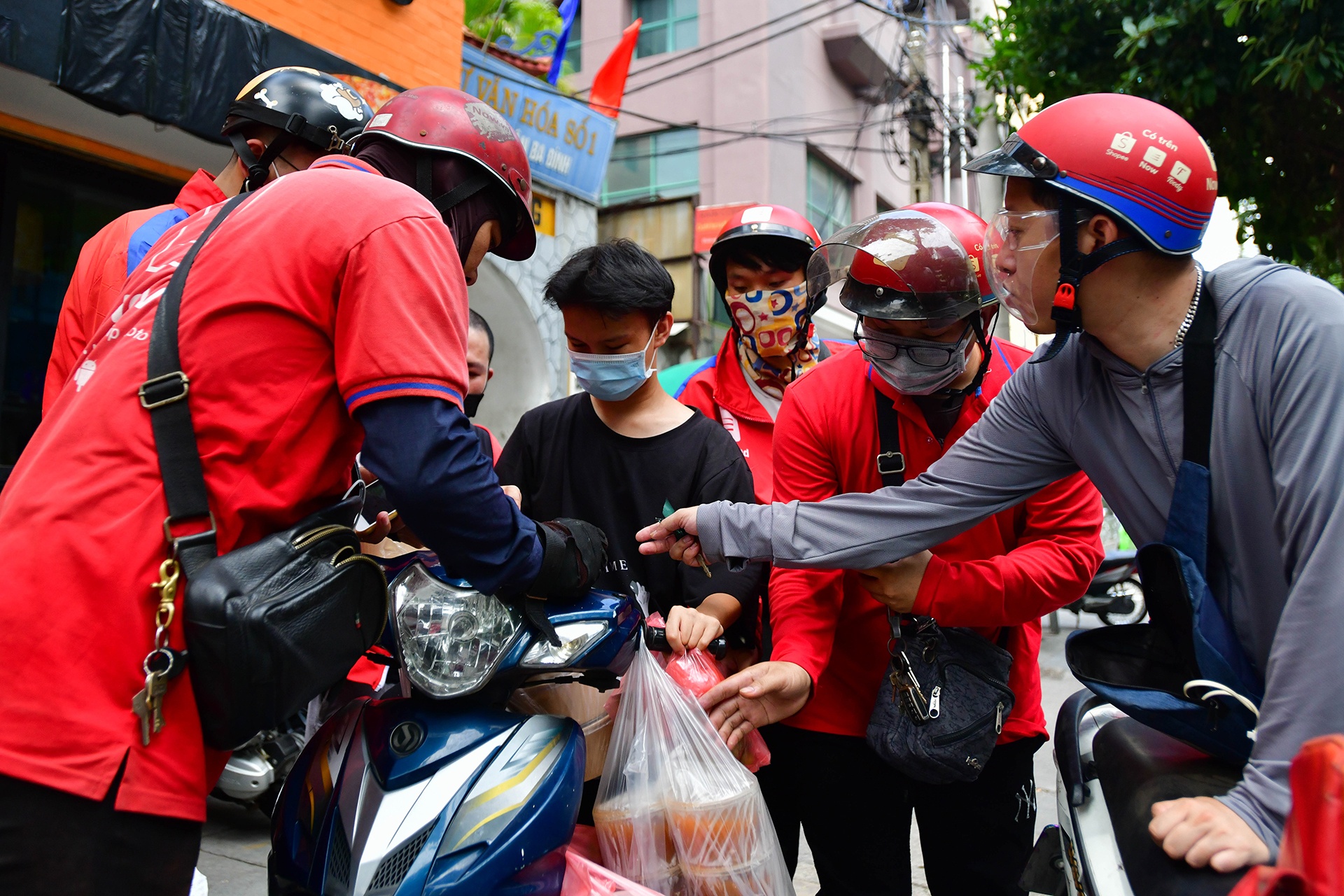 Shipper xuat hien dong tro lai tai cac toa nha, quan an o Ha Noi hinh anh