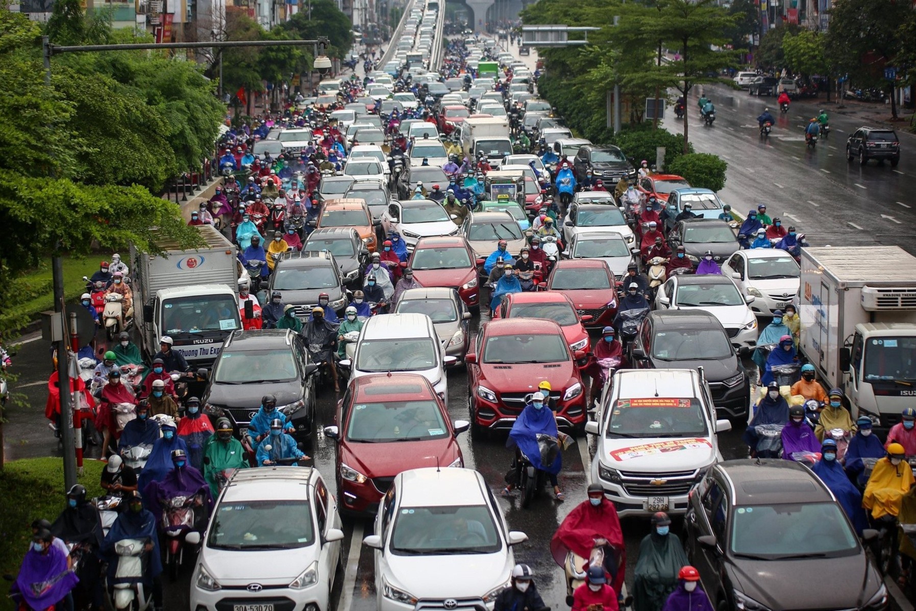 Dong xe un dai tu duong tren cao xuong mat dat o Ha Noi hinh anh