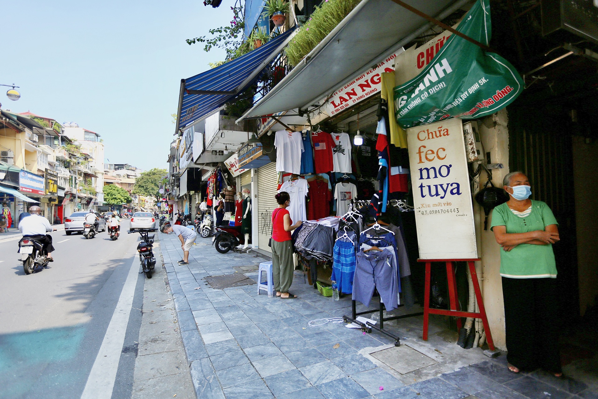 cua hang thoi trang hoat dong tro lai anh 1