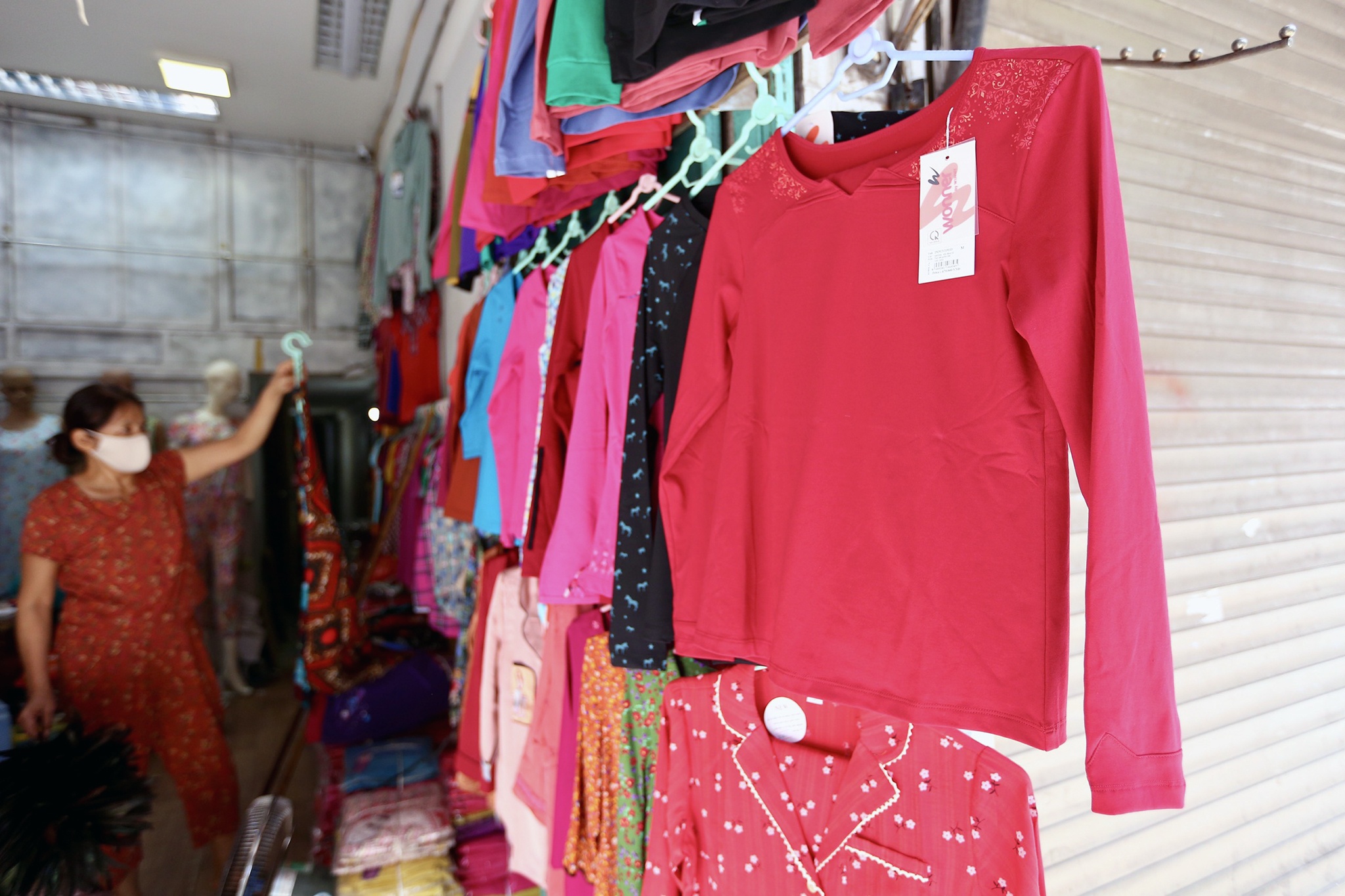 cua hang thoi trang hoat dong tro lai anh 2