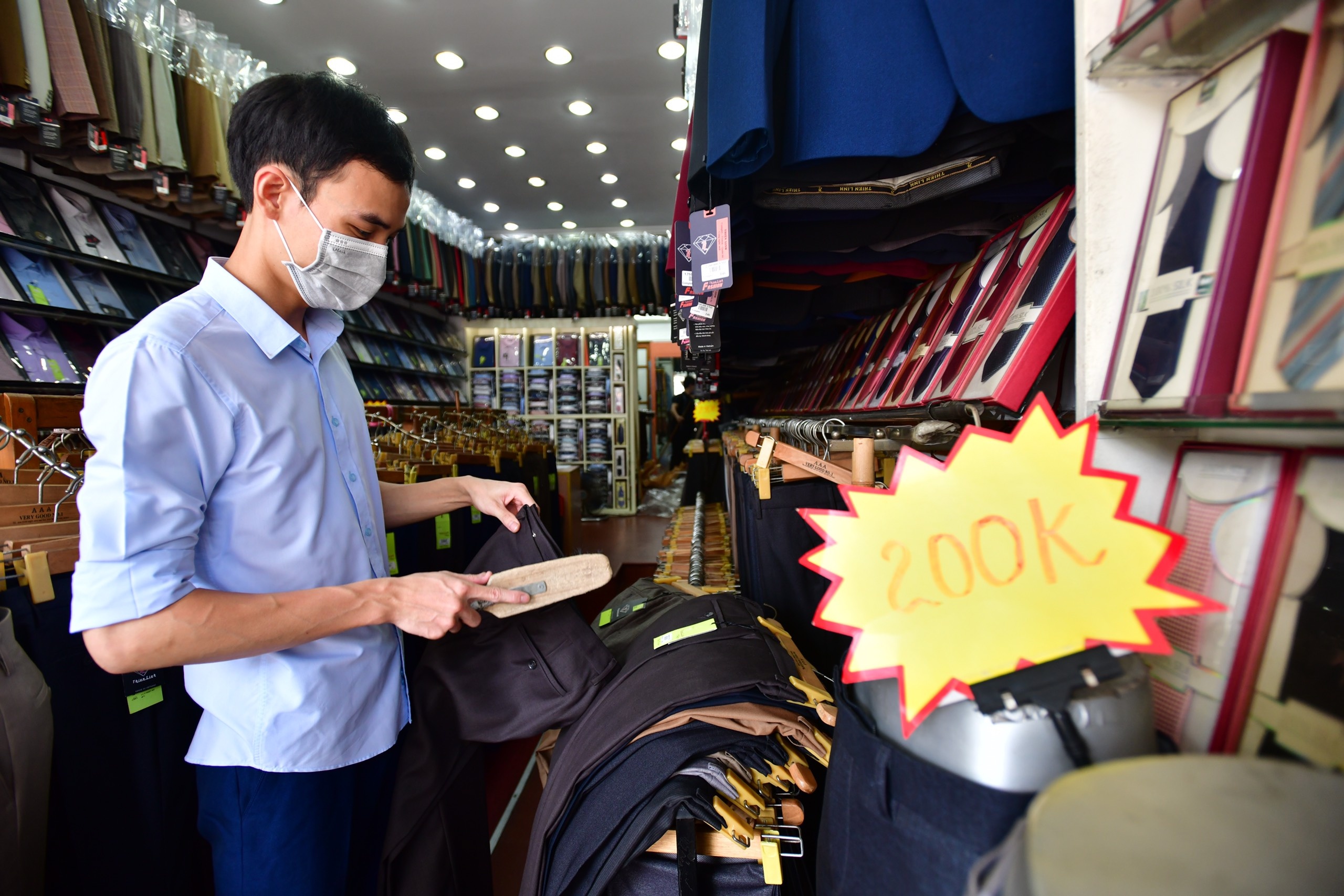 cua hang thoi trang hoat dong tro lai anh 7