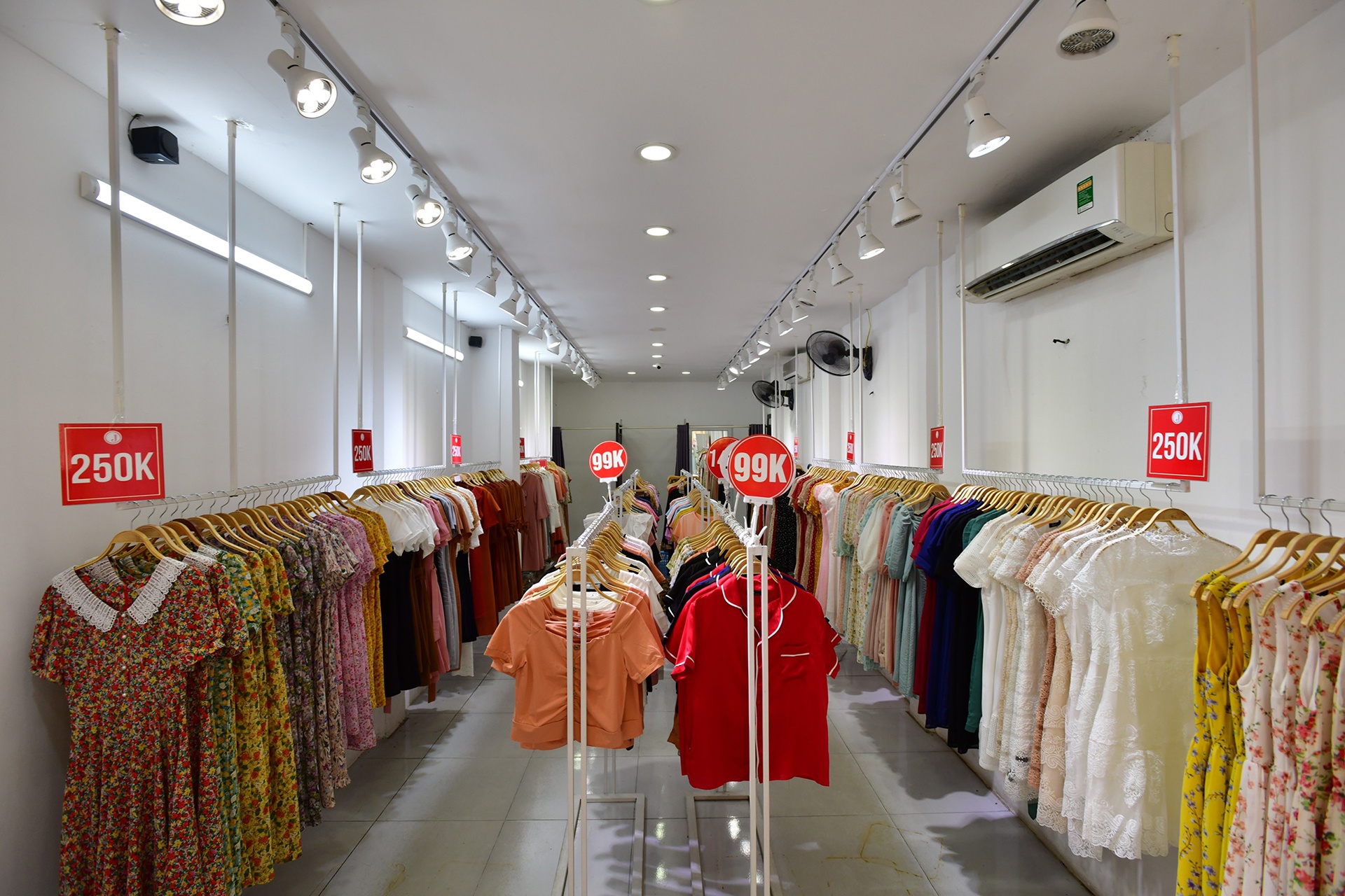 cua hang thoi trang hoat dong tro lai anh 6