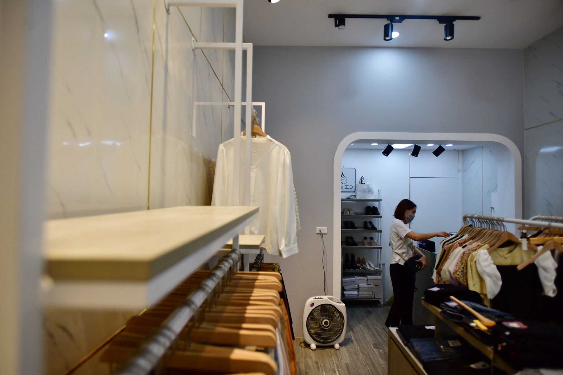 cua hang thoi trang hoat dong tro lai anh 5