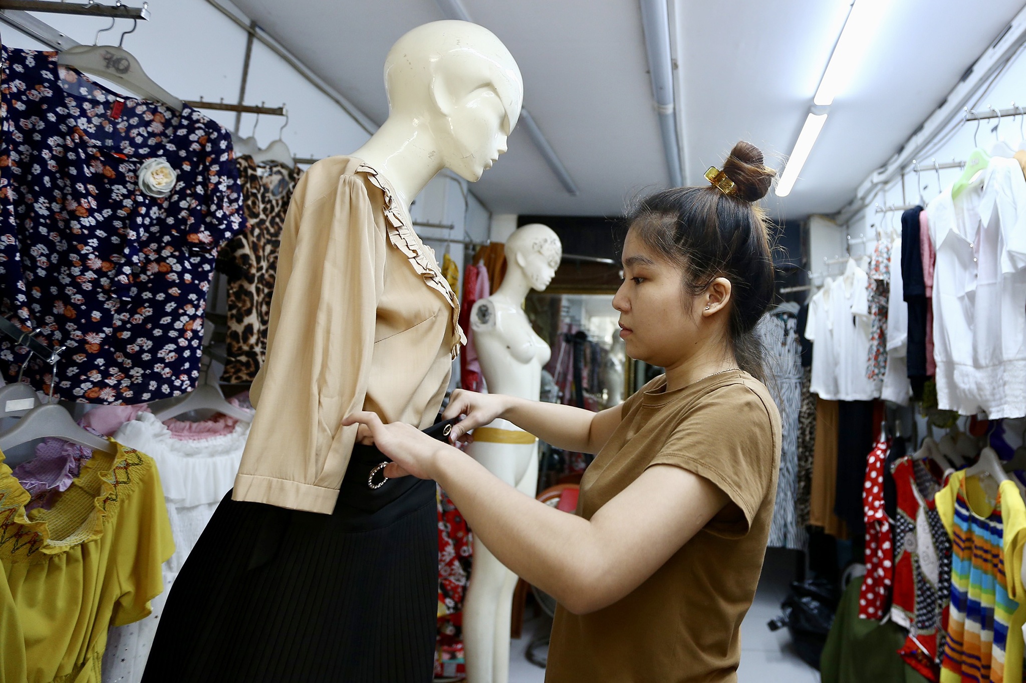 Cac tiem thoi trang o Ha Noi ngay dau mo cua tro lai hinh anh