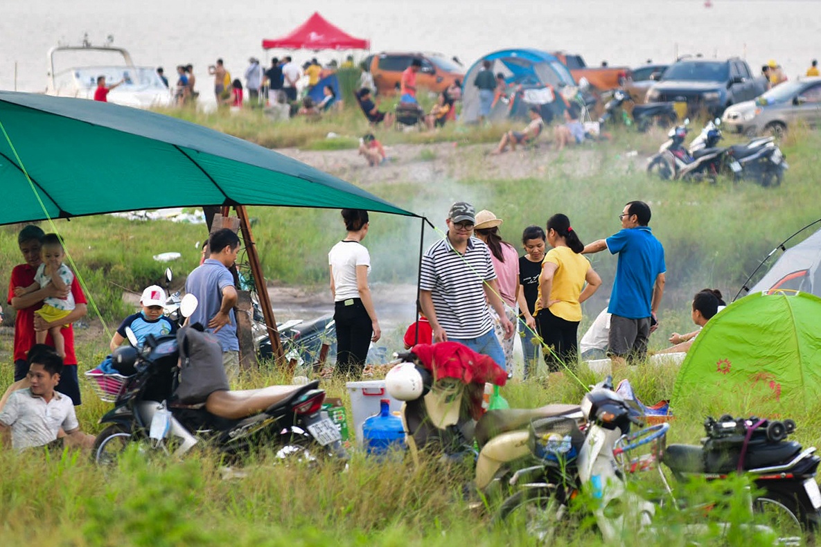 Hang tram nguoi dung trai cuoi tuan ben bo song Hong hinh anh