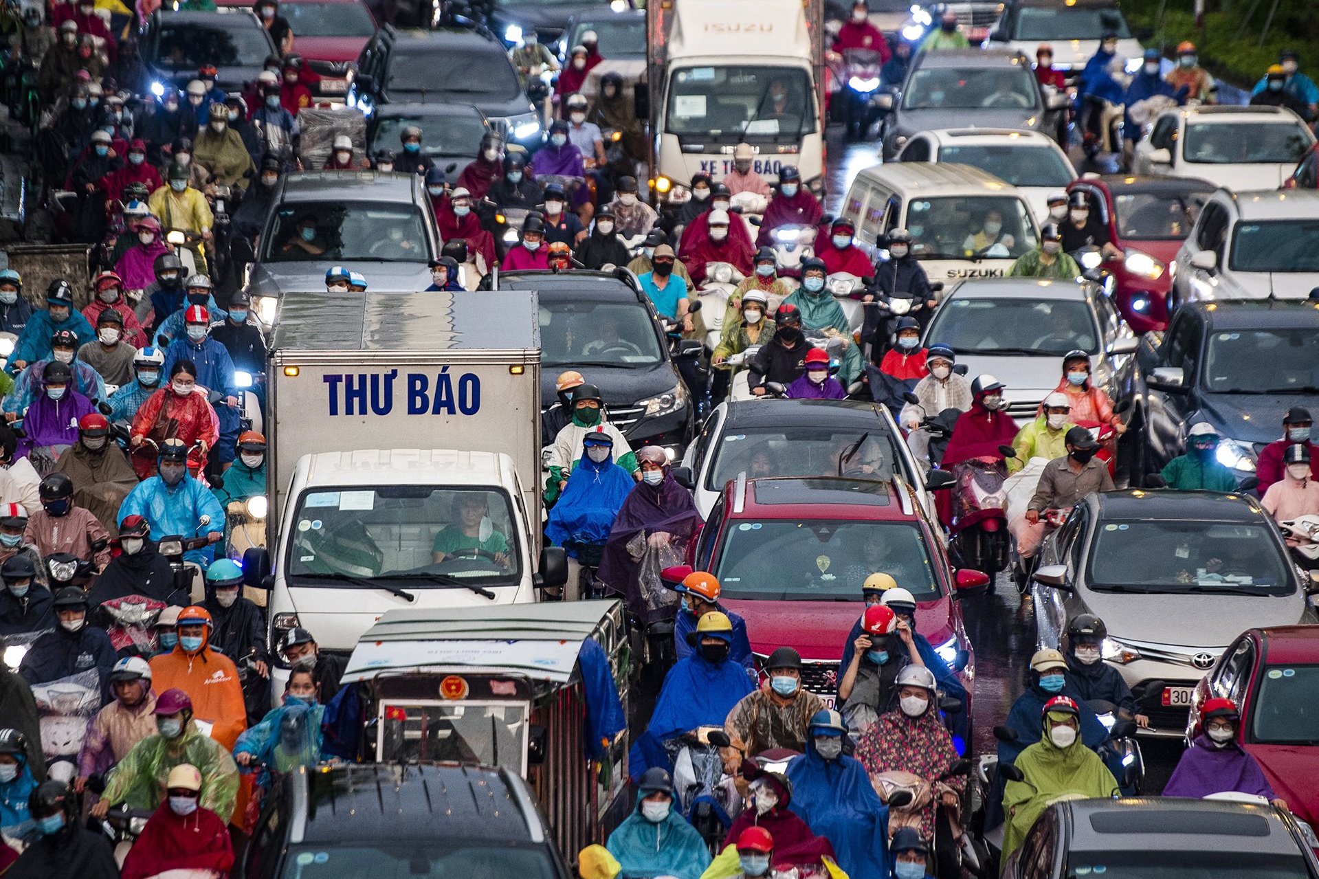 Duong Ha Noi ket cung trong con mua lon gio tan tam hinh anh