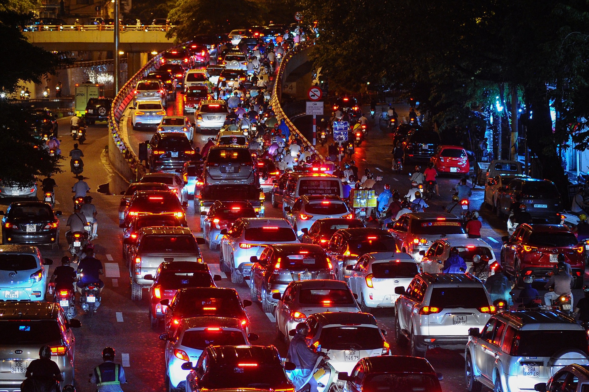 mua gio gay un tac giao thong anh 13