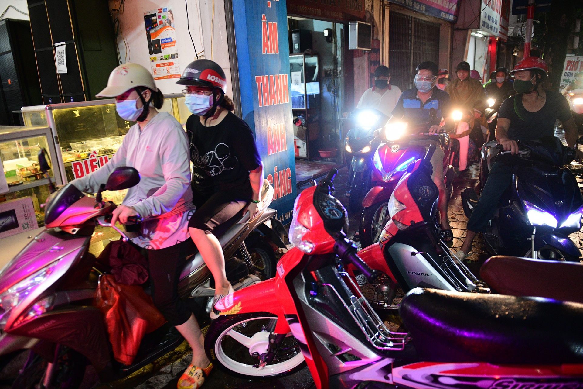 mua gio gay un tac giao thong anh 8