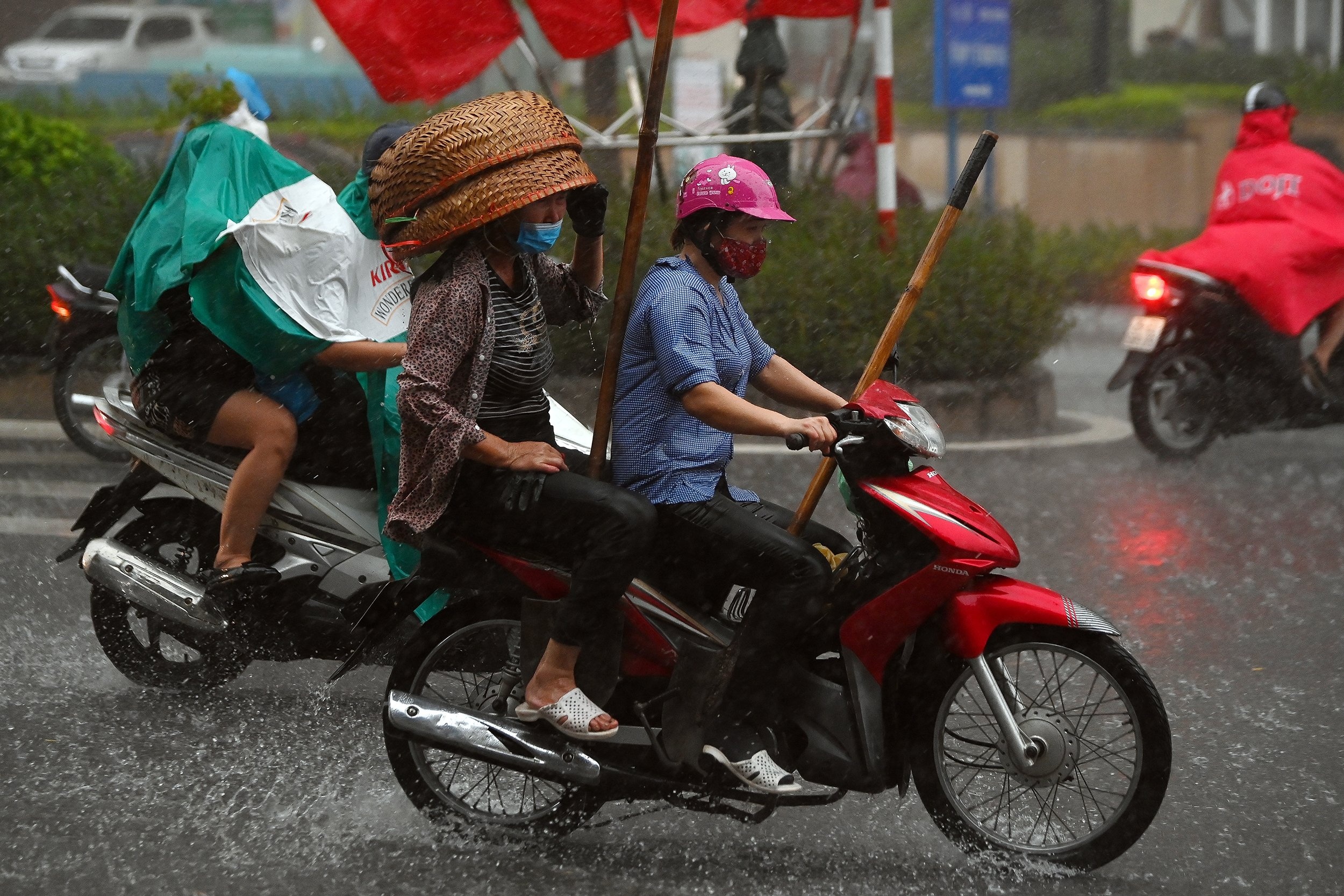 mua gio gay un tac giao thong anh 2