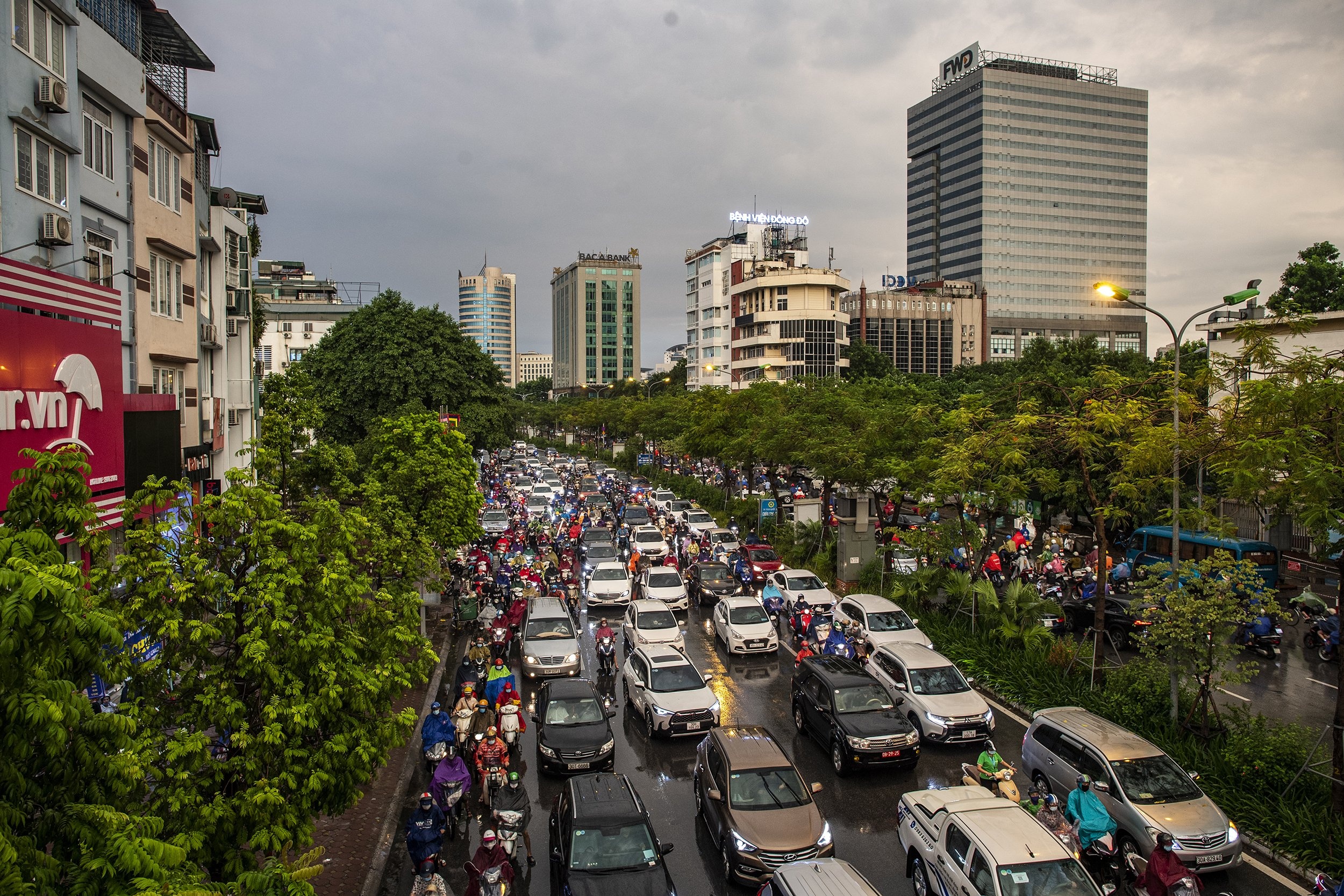 mua gio gay un tac giao thong anh 9