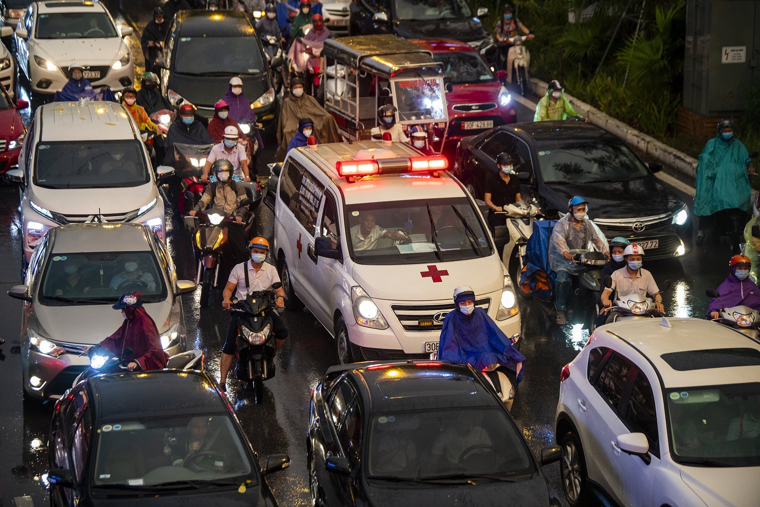 mua gio gay un tac giao thong anh 11