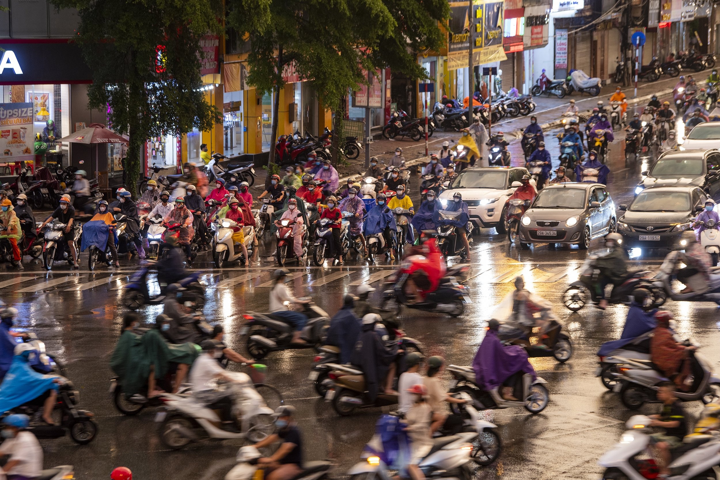 mua gio gay un tac giao thong anh 12