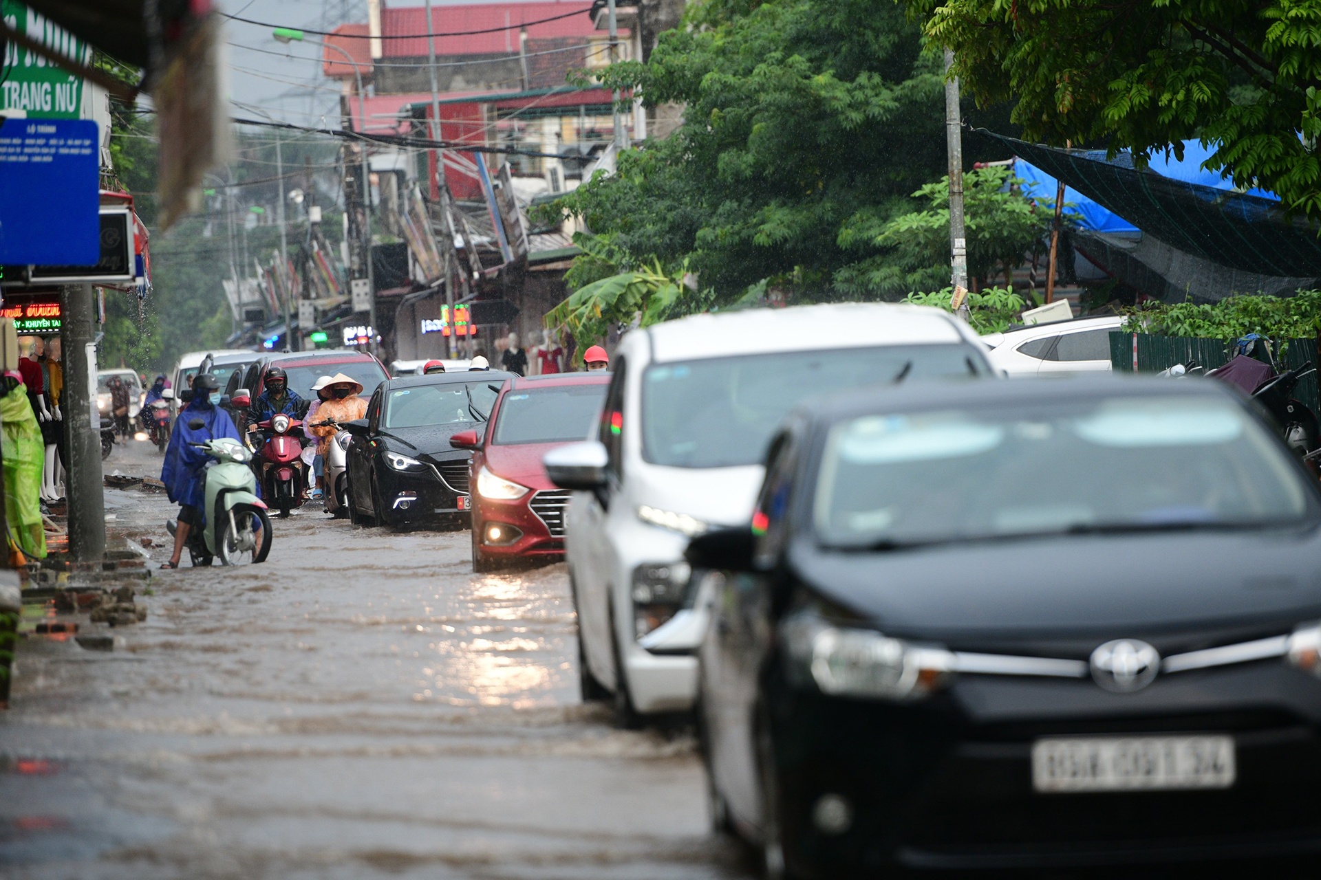 mua gio gay un tac giao thong anh 5