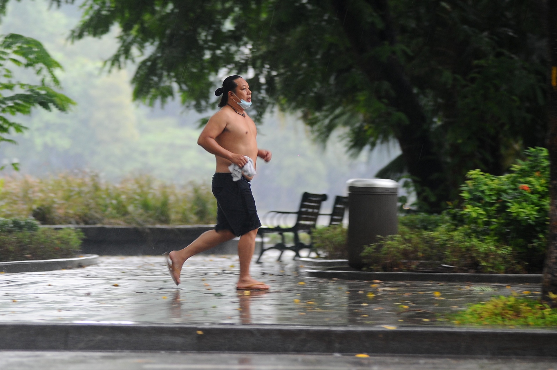 mua gio gay un tac giao thong anh 3